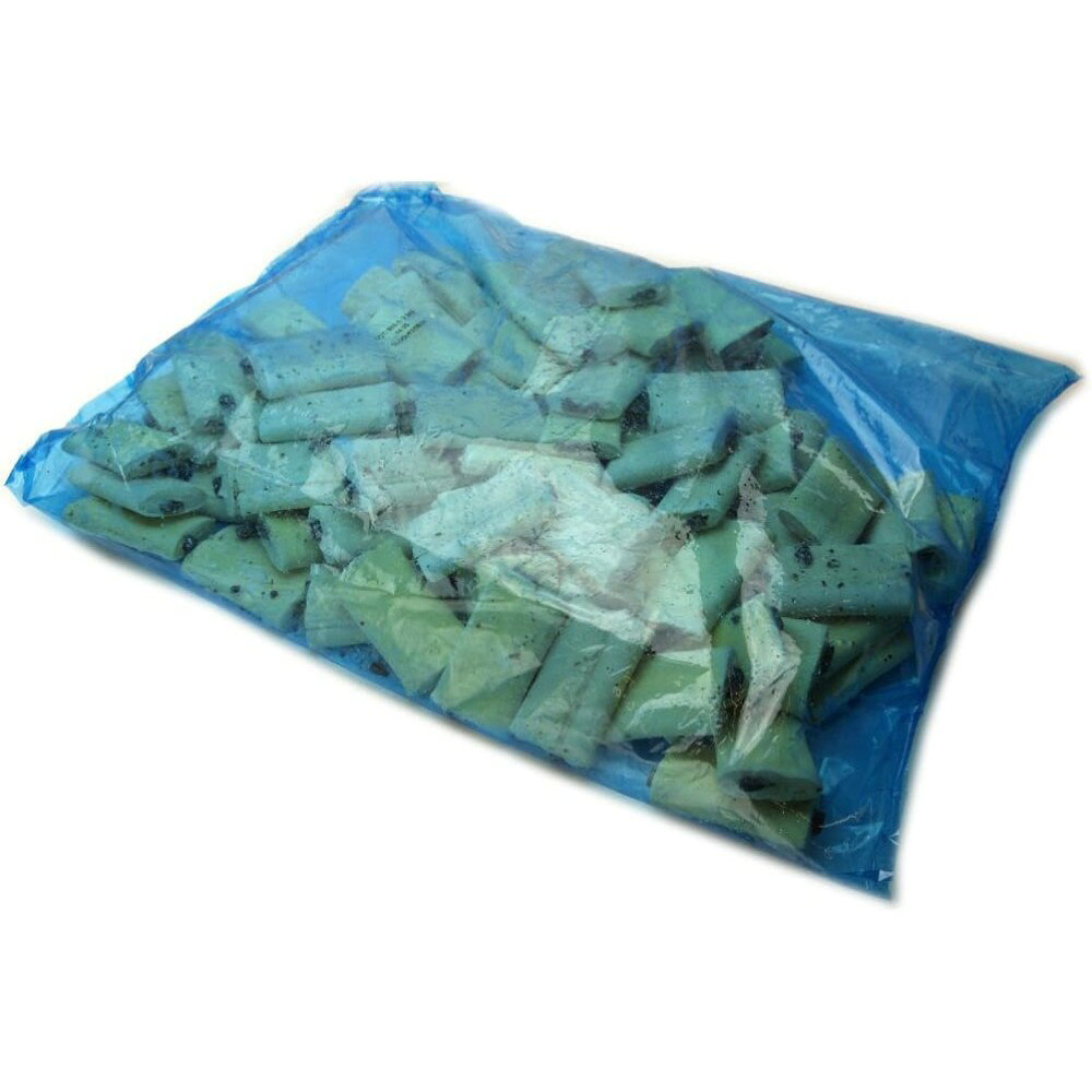 フランス産の冷凍パン生地「パン オゥ ショコラ ベイクアップ」は、特許を取得した発酵不要製法でつくられた業務用アイテム。約75g×35個×2の使いやすいパックです。醗酵と焼成をオーブン内で同時に行うため、面倒な前発酵が不要。冷凍庫から必要な分を取り出し、解凍後、180℃のオーブンで約25分焼くだけで、外はサクッと、中はしっとりとしたチョコレートの香りが広がるパン・オ・ショコラが焼き上がります。薄くかさばらない生地なので、限られた冷凍スペースにも収まりやすく、大量提供にも向いています。フランスのパン文化を感じる風味と、チョコレートの甘みが朝食やカフェメニューにぴったり。焼きたてをそのまま楽しむのはもちろん、軽く温め直してコーヒーやカフェオレと合わせたり、ランチボックスやブランチ、パーティー、ホテル朝食、ベーカリーカフェの定番商品としても活躍します。食べる直前に焼成すると香りが立ち、表面のパリッと感が際立ちます。オーブンの機種や大きさに合わせて焼き時間を少し調整し、こんがり色づいたら取り出してください。忙しい現場でも手軽に本格的な焼きたてを提供したい方、メニューの幅を広げたい方におすすめです。