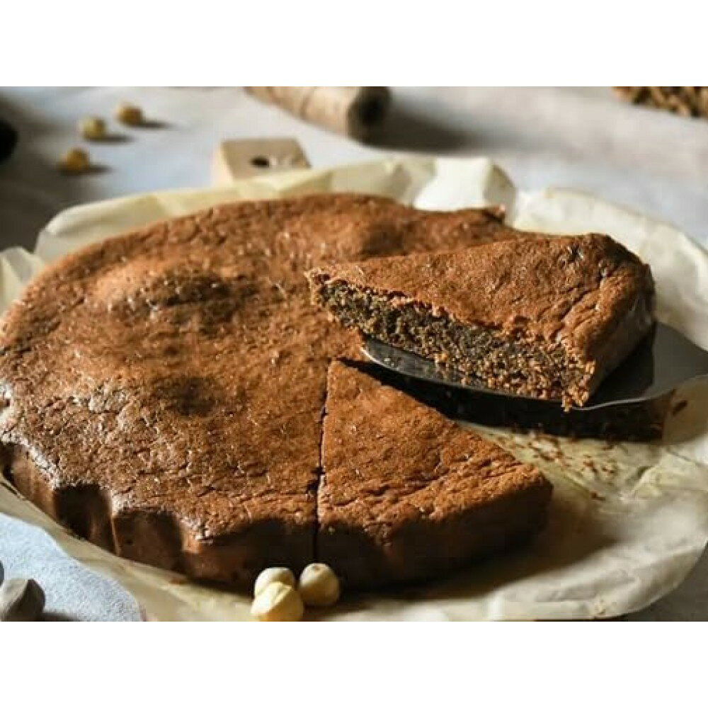 リリブの「トルタ・ディ・ノッチョーラ」は、香ばしいヘーゼルナッツの風味を濃厚に味わえるイタリアンスタイルの冷凍ケーキです。しっとりとした生地にナッツのコクと上品な甘さが重なり、ひと口ごとに豊かな香りが広がります。200gの食べ切りやすいサイズで、日常のおやつから記念日やパーティー、大切な方へのギフトまで幅広く活躍します。冷凍で保存できるため、食べたいときに必要な分を解凍するだけ。室温で少し置くか、冷蔵庫でゆっくり解凍すると、生地のしっとり感とナッツの香りがより引き立ちます。少し冷たいままでも、アイスケーキのような口当たりを楽しめます。コーヒーや紅茶、エスプレッソとの相性は抜群。温かい飲み物と合わせると、ナッツの香ばしさが一層際立ちます。ナッツ好きな方、本格的な洋菓子を手軽に楽しみたい方、おうちカフェを充実させたい方におすすめです。ストックしておけば、来客時やちょっと特別なティータイムにもすぐ使えます。