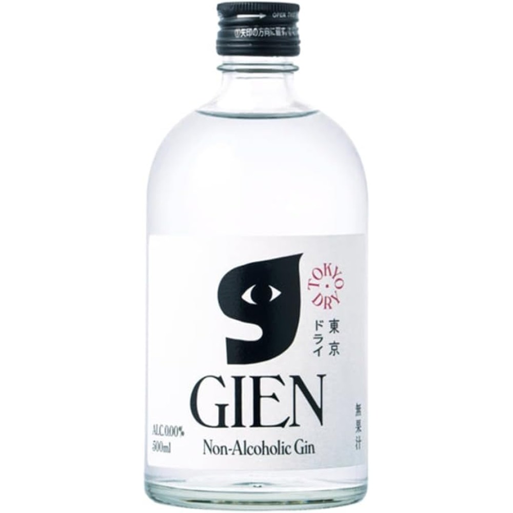 GIEN ジーン 東京ドライは、お酒を飲む人と飲まない人が同じグラスを傾け、楽しい時間を共有できるアルコール0．00％のノンアルコールジンです。ロンドンドライジンをヒントに、東京から生まれた爽やかな香味とドライな飲み口を目指しました。お酒でもソフトドリンクでもない、新時代のノンアルコールとして、ソバーキュリアンの方にも寄り添います。500ml瓶は冷蔵庫でよく冷やし、ロックやストレート、炭酸水割りで。トニックウォーターやジンジャーエールで割れば、香りと苦みが引き立ち、ライム、レモン、ミント、キュウリ、ローズマリーを添えるとより華やかです。ノンアルコールカクテルのベースにも向き、ジンベースの定番を気軽に楽しめます。お酒が苦手な方、量を控えたい方、休肝日を設けたい方、大切な人と乾杯したい方におすすめ。週末のホームパーティー、仕事帰りのリラックスタイム、お酒を飲む人と飲まない人が集まる食卓など、幅広いシーンで活躍します。ナッツやチーズ、スパイス料理、揚げ物、魚介料理とも相性がよく、柑橘系の香りが料理を引き立てます。炭酸を強めにすると爽快感が増し、甘いデザートにはロックで。
