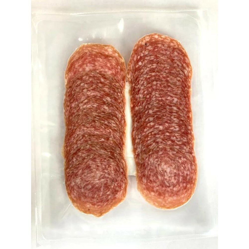 スペイン生まれのAWJミラノサラミは、欧州の伝統的な製法を大切にした本格サラミです。スペインから直輸入された高品質な味わいを、薄切り冷凍で手軽に楽しめます。ほどよい塩気と豊かな風味、噛むほど広がる脂の甘みが魅力。100gの使い切りやすいサイズなので、使いたい分だけ取り出せ、少量から試したい方にもぴったりです。解凍後はそのままお召し上がりください。ピザやパスタ、サンドイッチ、サラダのトッピングに加えるだけで、いつもの料理がぐっと本格的になります。チーズやオリーブ、クラッカーと合わせれば、ワインに合うおつまみプレートも簡単に完成。加熱調理では、トマトソースや卵料理、キッシュの具材としても香ばしさとコクを添えます。本格的な欧州サラミを日常に取り入れたい方、家飲みやホームパーティを楽しみたい方、少量ずつ使いたい方におすすめ。忙しい日の一品、お弁当のアクセント、夜のお酒のお供など、幅広いシーンで活躍します。冷凍庫にあると便利な、頼れる一品です。
