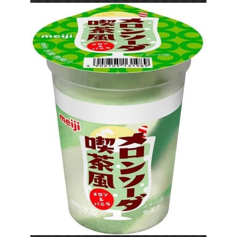 明治 メロンソーダ喫茶風メロン＆バニラは、どこか懐かしい喫茶店のクリームソーダをイメージした氷菓です。爽やかなメロンソーダ風味のクラッシュ氷と、まろやかなバニラアイスをらせん状に重ね、見た目にも楽しい仕上がり。夏のおやつや食後のデザートにぴったりで、最後まで飽きずに味わえます。口の中でひんやりとほどける氷の食感と、メロンソーダの甘酸っぱさ、バニラのコクが交互に広がります。メロンソーダの爽やかな甘酸っぱさと、バニラアイスのまろやかさが重なり、喫茶店のクリームソーダを思い出す味わいです。カップ入りなので、スプーンですくうだけで手軽に楽しめます。少し室温に置いてから食べると、バニラアイスがやわらかくなり、氷と混ざってクリームソーダのような味わいをより感じられます。家族や友人とのおうちカフェ、仕事や勉強の合間のリフレッシュ、暑い日のひんやりおやつ、お風呂上がりや夜のデザートにもおすすめ。メロンソーダやクリームソーダが好きな人、レトロ喫茶の雰囲気を楽しみたい人に。185ml×20個のまとめ買いで、いろいろな場面に備えられます。