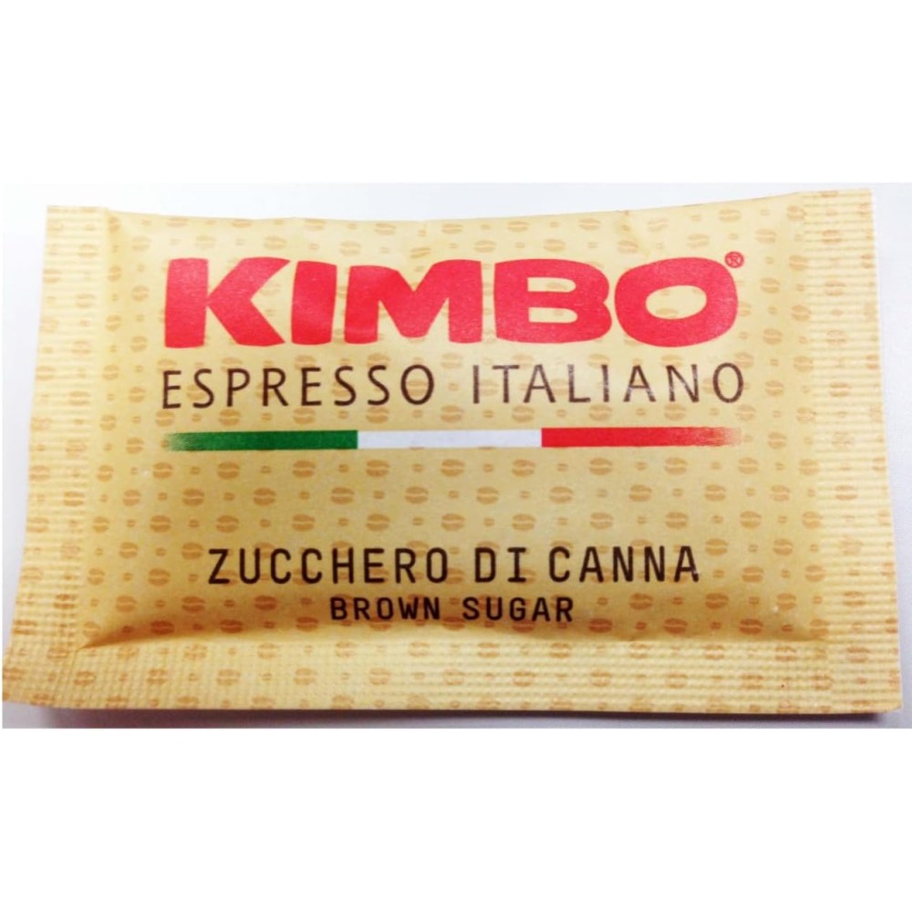 イタリア・ナポリ発のコーヒーブランドKIMBOのブラウンシュガー。KIMBOはコーヒーとともに愛されてきたブランドで、その一杯をより楽しむために選ばれた、まろやかな甘さの個包装シュガーです。1袋4gを200袋まとめた約800gの大容量タイプ。使いたい分だけサッと取り出せ、袋を開ける手間なく衛生的に使えるため、カフェやレストラン、オフィス、ホテルの朝食など業務用にも便利です。ご家庭でも来客時や毎日のコーヒータイムに気軽に使えます。ブラウンシュガーならではのコクとやさしい甘さが、エスプレッソやカプチーノ、カフェラテ、紅茶によく合います。コーヒーに直接入れてかき混ぜるだけで、いつもの一杯がより豊かな味わいに。コーヒーだけでなく、ヨーグルトやお菓子作り、料理の隠し味にも使えます。保存しやすく持ち運びにも便利なので、キャンプやピクニック、デスク周りにもおすすめ。甘さを調整したい方、少量ずつ使いたい方、コーヒー好きの方へのギフトにもぴったりです。