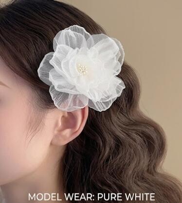 商品情報注意モニター発色の具合により色合いが異なる場合がございます。商品のみの提供となります。フェザーペタル フラワーヘアピン 「サイドに挿すだけでパッと華やか！ワンタッチで決まるシアーフラワーアクセ」「大ぶりなのにとっても軽い！髪に負担をかけずしっかり留まるヘアクリップ」 5