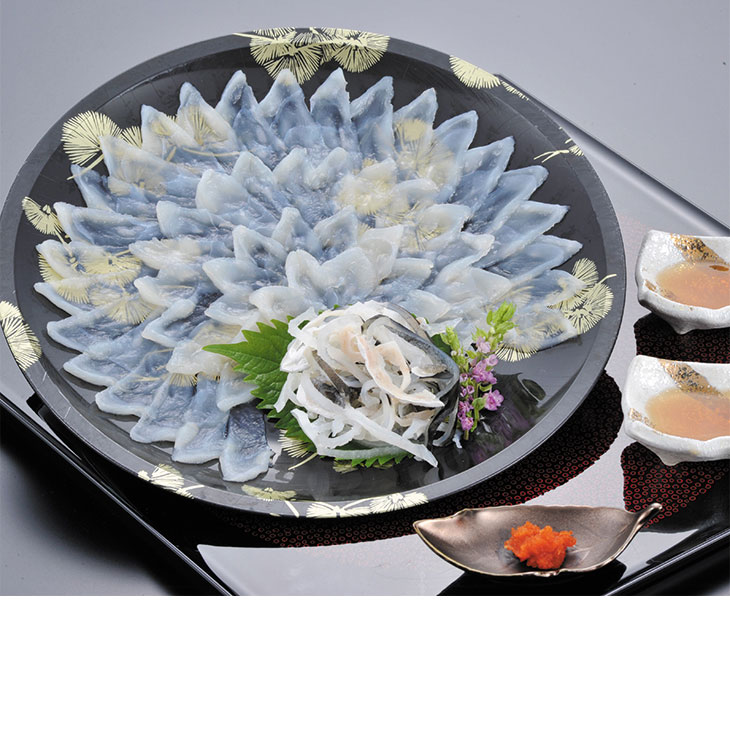商品内容とらふく刺身70g（プラスチック皿25cm）、とらふく皮40g、ポン酢35g×2、モミジオロシ16g●賞味期限：冷凍にて1ヶ月　各種アイコンアイコンの説明はこちら割引情報（表示価格は税抜）【ネット割】カタログ掲載価格（黒字）8,800円↓販売価格7,920円【10％引】【カタログ掲載ページ】はこちら【お歳暮ギフトについてのご案内】はこちらその他特記事項　 ※こちらの商品は無包装のみの商品になります。先様に直接お届けする前提であり、お品物を包装せずに直接お届け伝票を貼り付けてのお届けとなります。お手持ちされるギフトとしては不向きですのでご注意ください。お届け可能地域一部離島には配達ができません。詳しくはご案内をご確認ください。