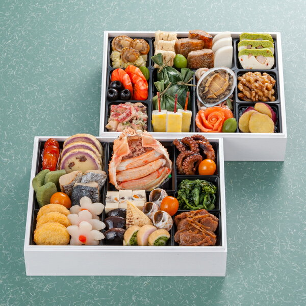 ■商品詳細内容量：34品目・約3人前賞味期限：冷凍保存で2月28日温度帯：冷凍便でお届けいたします。特定原材料：卵・乳・小麦・えび・かに・くるみ保存方法:解凍：冷蔵庫にて約18時間商品記号:WEB-42サイズ:19.5×25.8×5.5cm×2段■お届け時期についてお届け時期：配送日は12月29日(火)・30日(水)のみ備考：※食材の都合により、商品内容が一部変更になる場合がございます。※〈配送料込み〉の直送商品は、表示価格に配送料が含まれております。※〈冷凍直送〉の商品は、解凍に時間がかかるためお召し上がりの前日をご指定ください。※お時間の指定はご容赦ください。※店舗でのお渡しはできません。※異なる場所から直送するため、他の商品との組み合わせ配送はできません。■発送について ※商品画像はイメージです。パッケージ・内容・価格等、予告なく変更させていただく場合がございますので予めご了承ください。※ご贈答用包装・のし掛けはご容赦ください。■返品・交換について※商品の特性上、返品・交換はご容赦ください。