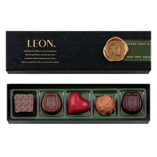 ■説明上質な漆黒のボックスに、洋酒をきかせたトリュフ、コーヒーなど、さまざまな味わいのチョコレートを詰め合わせました。ボックスの鮮やかな内側カラーと封蝋型オーナメントが、華やかさと高級感を演出します。■商品詳細内容量：5個賞味期限：2026...