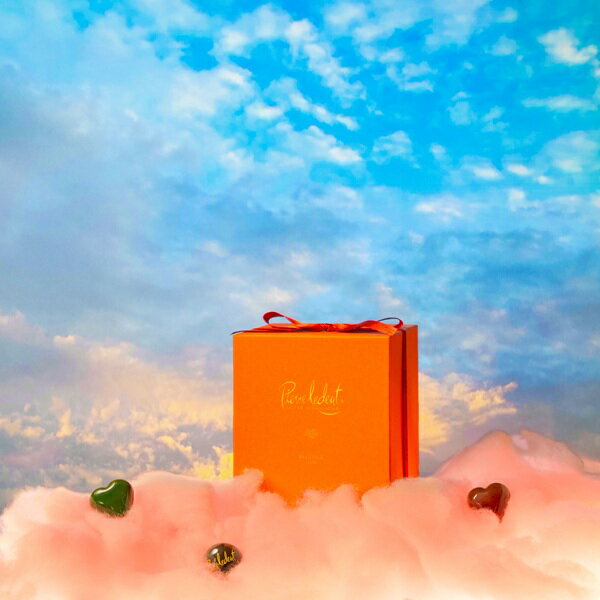 ■説明オレンジの3段ボックスは毎年多くの方に愛されるピエール・ルドンの大定番。今年はピエールのストロベリーコレクションもしっかりとアソート。 新作から定番ショコラまで思い切り欲張って 1粒ごとに個性が光る独創的なショコラを作り上げるベルギー...