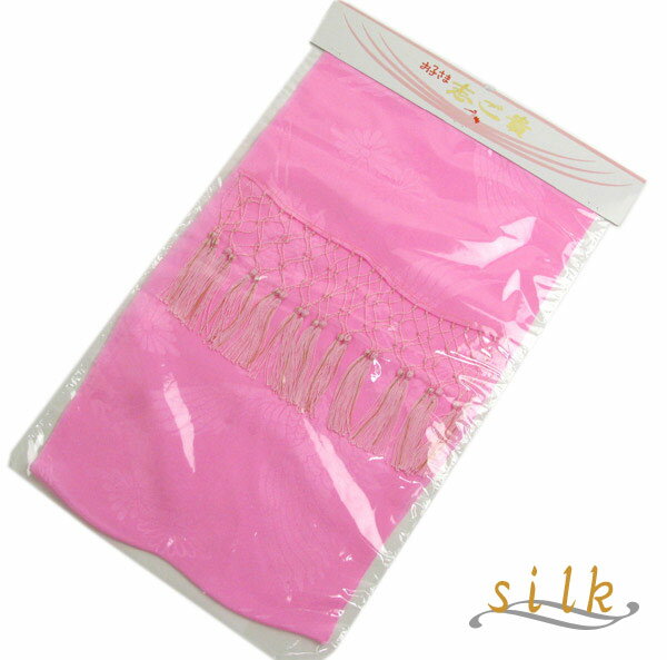 　　゜・*:.。..。.:*・゜゜・*:.。..。.:*・゜ ゜・*:.。..。.:*・゜ 　　　 　　　　　　≪正絹≫しごき〜ピンク とてもおめでたい鶴と菊の地模様が入っています。 　　　　　　 帯の下につけるものです。しごきは七歳の女の子と花嫁さんにだけ使います。 素　材 主生地：絹　100％ 房糸：レーヨン　100％ 金属糸使用 サイズ 約　245cm前後（房部分含む） *豆知識* しごきは、帯の下につける飾りです。アクセントになる 色を選ぶ方が多いです。 ピンクのしごきは、赤や黄色、水色などの着物や 帯に似合います♪ 3歳用被布セットをチェック♪ お子様用着付小物をチェック♪