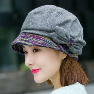 商品情報キャスケット ベレー帽 レディース 小顔効果 暖かい キャスケット ベレー帽 帽子 レディース ウール帽子 キャップ ぼうし ハット あったか 暖かい 防寒 小顔効果 日よけ UVカット 紫外線対策 防寒対策 秋物 冬物商品詳細■カラー：ブラック　ベージュ　ワインレッド　グレー■サイズ(cm)：フリー（調整できる）■素材：ウール【ご注意】●こちらの商品は平置きで測ります、若干の誤差が生じる場合があります。●色合いはモニター環境により若干の誤差が生じる場合もあります。●輸送上の都合で多少の汚れや傷などが付いている場合がありますので、ご理解をお願い致します。●写真はサンプルで、画面上と実物では多少色具合が異なって見える場合もございますので、ご了承ください。