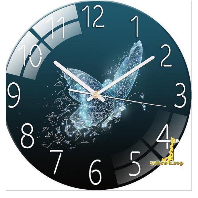 サイズ：直径30cm素材：強化ガラス厚さ：4mm重さ：0.9kg商品特徴：まるでオブジェのようなウォールクロック。インテリアオブジェとして飾ることができ、壁に掛けるだけでお部屋がオシャレな空間になります。存在感のある美しいフォルムは、まるで時計の機能をプラスしたウォールアートのよう。あなたの生活空間に彩りを添えてくれます。文字盤は美しい蝶模様でエレガントかつ高級感を感じるデザインになっています。独創的なデザインがインテリアにアクセントを与えてくれます。※電池は付属しておりません。　 単三電池（1個）を別途ご用意ください。