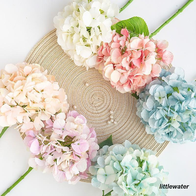 あじさいの造花です。リビングに飾ったり、プレゼントにも最適です◎【サイズについて】画像をご参照ください。【カラーについて】生産ロットにより柄の出方や色の濃淡が多少異なる場合がございます。お使いのモニターや撮影時の光の加減などにより画像と実際の商品のカラーが若干異なる場合もございます。【サイズについて】測り方により誤差が生じる場合がございます。同じサイズでもカラーやデザインによって大きさが異なる場合もございます。【衣類?バッグ等、縫製品について】縫製が甘い?雑?糸の始末ができていない等が見受けられる場合もございます。※上記理由による返品、交換はお断りする場合がございます※【使用上の注意】1本での販売となります