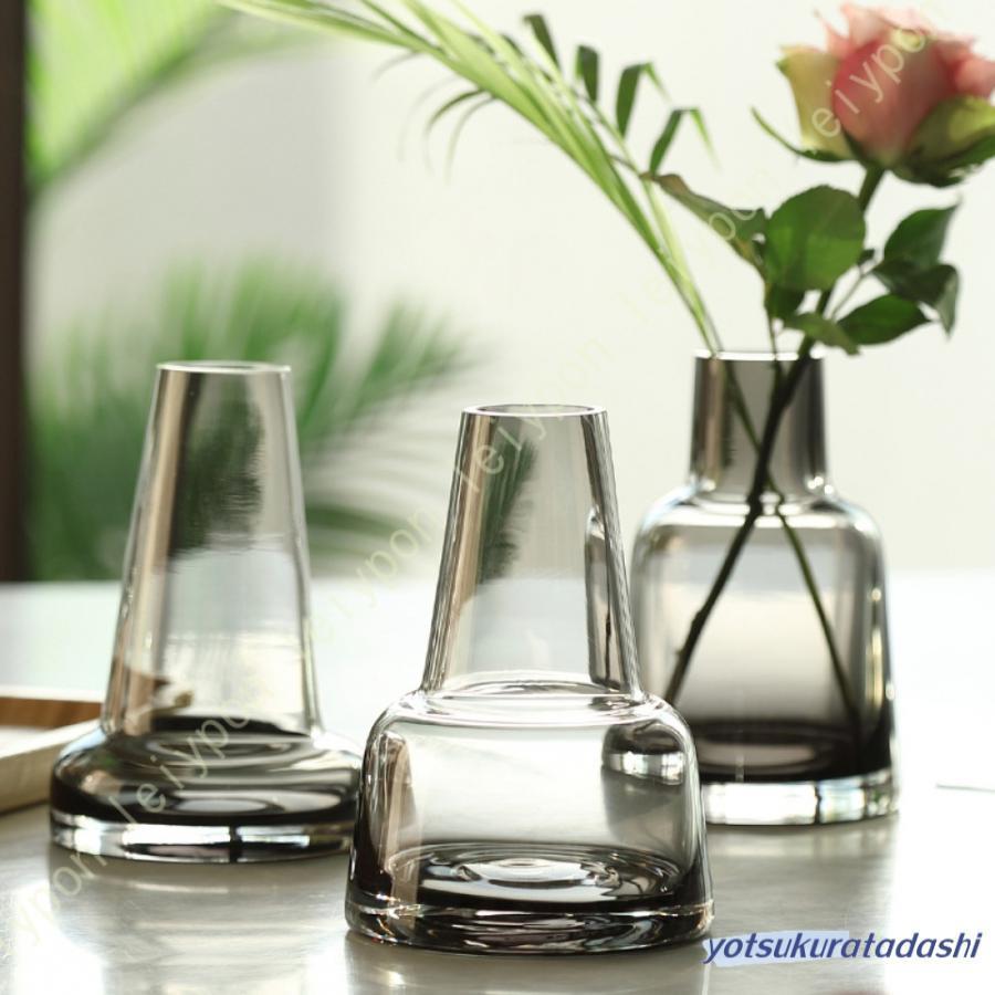 商品名: ガラス花瓶素材: ガラスサイズ：口径×直径×高さ：4*9*14cm（スタッフ採寸のため、若干の誤差が生じる場合がございます）場所: 窓辺、玄関、寝室、書斎など透明感 使いやすい、シンプルなデザイン透明なので花瓶内の茎も涼やかに映え...