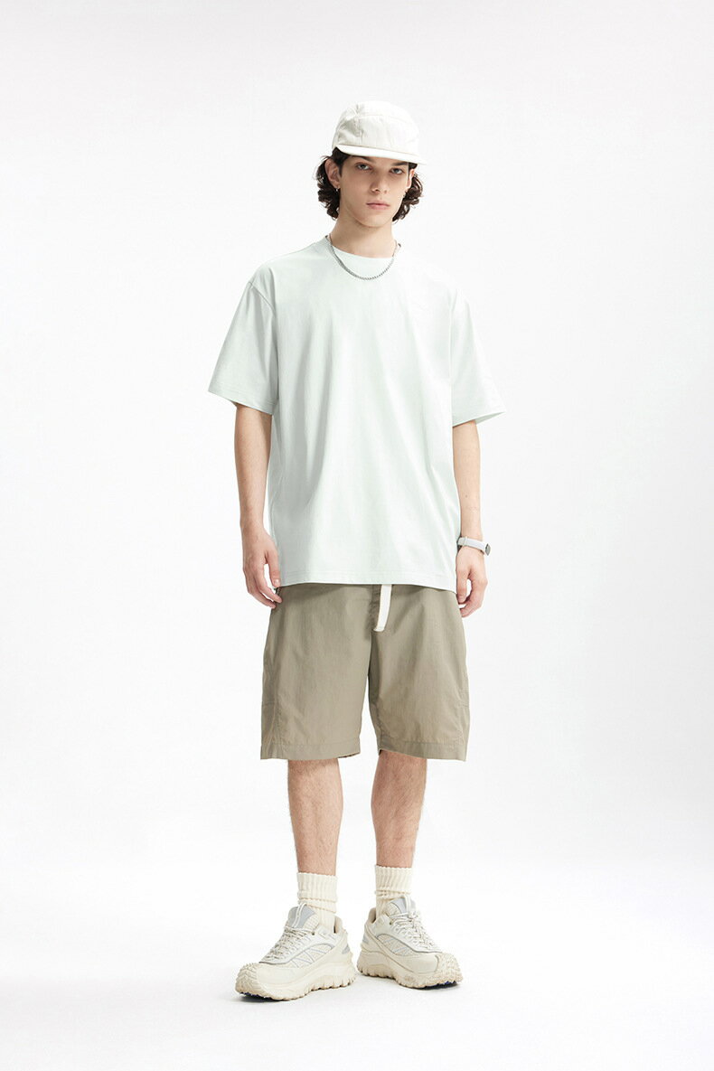 基本パラメータ 表格 項目 内容 重量 0.19kg サイズ S、M、L、XL、XXL カラー ココナッツホワイト、ベージュカフェ、サニーイエロー、サンライズオレンジ、メタバースパープル、ウェーブグレー、ブラック 素材 ポリエステル100% 詳細サイズ表（単位：cm） 表格 S M L XL XXL バスト 106 110 114 118 120 袖丈 21 22 23 24 25 肩幅 47 49 51 53 55 着丈 68 71 74 76 78 ※サイズは平置きで手作業にて計測しております。1〜3cm程度の誤差が生じる場合がございます。 推奨サイズ目安 表格 S M L XL XXL 身長 160-164cm 164-170cm 170-180cm 180-186cm 186-190cm 体重 50-55kg 55-65kg 65-75kg 75-85kg 85-90kg ※サイズ選びのヒント 上記サイズはあくまで目安です。タイトな着こなしがお好みの方はワンサイズ下を、オーバーサイズスタイルがお好みの方はワンサイズ上をお選びください。