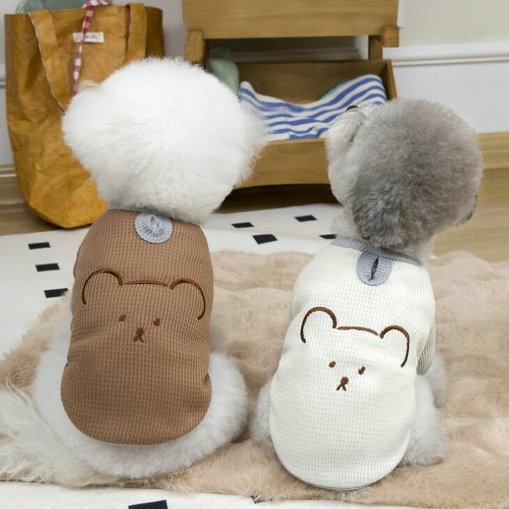 商品紹介かわいらしいクマの顔がデザインされたワッフル生地のペット用Tシャツです。柔らかな素材感とシンプルな色合いで、愛犬や愛猫の日常コーデにぴったり。通気性が良く、快適に着用できるため春夏にもおすすめです。スペック【サイズ】小型犬や猫向けのサイズ展開で、着せやすく脱がせやすいデザインになっています。商品ページ記載のサイズ表をもとにご参考ください。【カラー】クリーム×グレーブラウン×グレー落ち着いたナチュラルカラーが、どんなペットにもよく似合います。【素材】柔らかく通気性の良いワッフル生地を使用。肌触りがよく、ペットのデリケートな肌にも優しい素材です。関連キーワード：新作 超!可愛い 猫服 犬服 小型犬服 カットソー 半袖 男の子 女の子 ワッフル くまちゃん プチプラ おしゃれ シンプル 袖あり Tシャツ かわいい 春シャツ 春トップス パピー ワンちゃん新作 超!可愛い 犬服 猫服 小型犬服 カットソー 半袖 男の子 女の子 ワッフル くまちゃん プチプラ おしゃれ シンプル 袖あり Tシャツ かわいい 春シャツ 春トップス パピー ワンちゃん 犬用品 犬洋服 猫