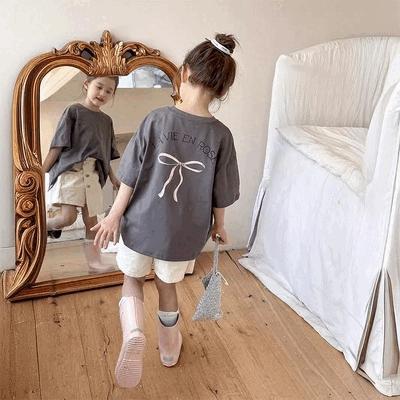 女の子用　リボンデザインv半袖Tシャツ!ゆったり着やすいデザイン！背中の蝶々結びが可愛いおしゃれなトップス。肌触りの良い綿100%素材で、通園やお出かけにぴったり。#キッズファッション #女の子Tシャツ #夏の新作 #蝶々結びデザイン背中のおしゃれな蝶々結びデザインゆったりした着心地の良いシルエット肌に優しい綿100%素材商品情報カラー：4色サイズ：90ー160cm生産：中国女の子用　リボンデザインv半袖Tシャツ!ゆったり着やすいデザイン！背中の蝶々結びが可愛いおしゃれなトップス。肌触りの良い綿100%素材で、通園やお出かけにぴったり。#キッズファッション #女の子Tシャツ #夏の新作 #蝶々結びデザイン背中のおしゃれな蝶々結びデザインゆったりした着心地の良いシルエット肌に優しい綿100%素材商品情報カラー：4色サイズ：90ー160cm生産：中国