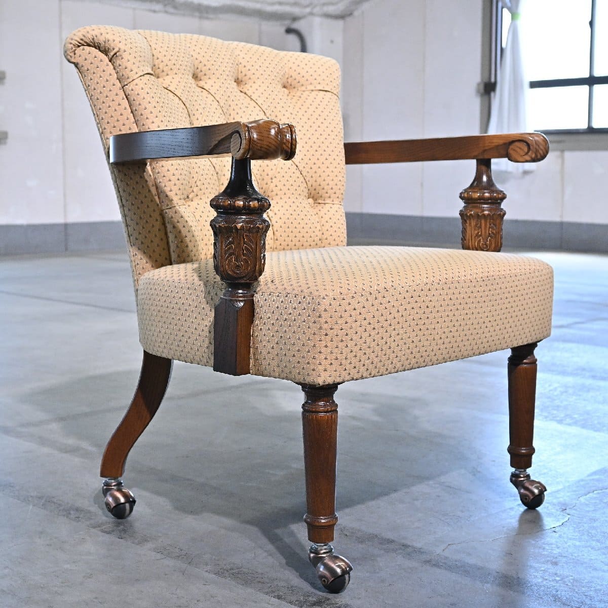 三越ブルージュ ラウンジチェア B オーク無垢材 ボタン留め キャスター チェア 1人掛け シングル アーム クラシカル カントリーハウス【中古家具/中古インテリア/USED家具ユーズド家具/リサイクル】