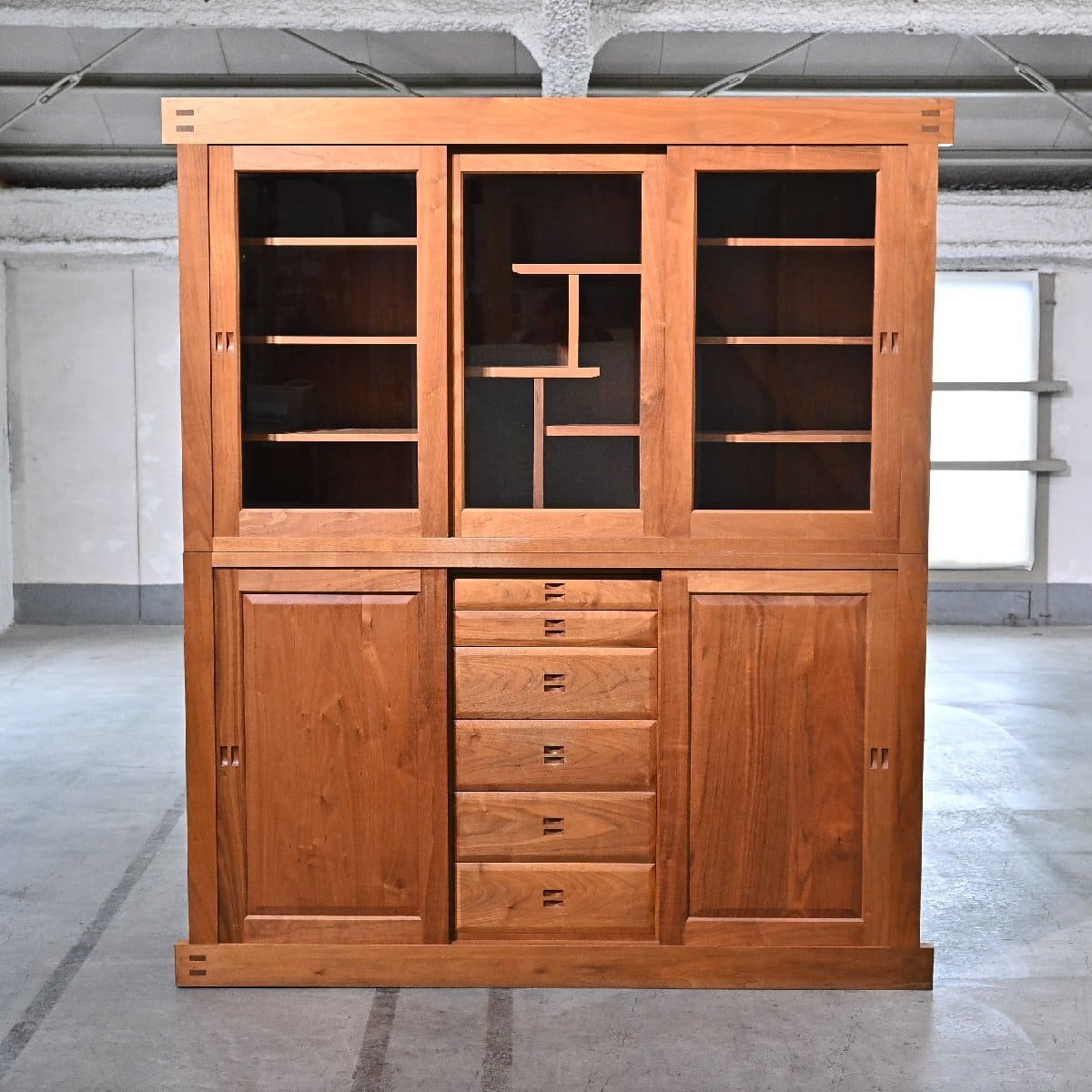 高山ウッドワークス TWW 62万「W613」食器棚 ウォールナット無垢材 水屋箪笥 カップボード キャビネット キッチン リビング ダイニング【中古家具/中古インテリア/USED家具ユーズド家具/リサイクル】