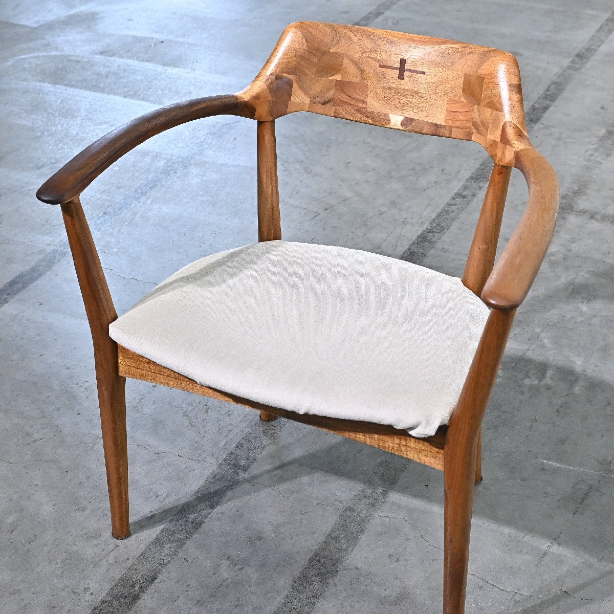 朝日木工 4万「EDDA/エッダ」アームチェア A アカシア 北欧スタイル ナチュラル 無垢 木製家具 椅子 リビング ダイニング【中古家具/中古インテリア/USED家具ユーズド家具/リサイクル】