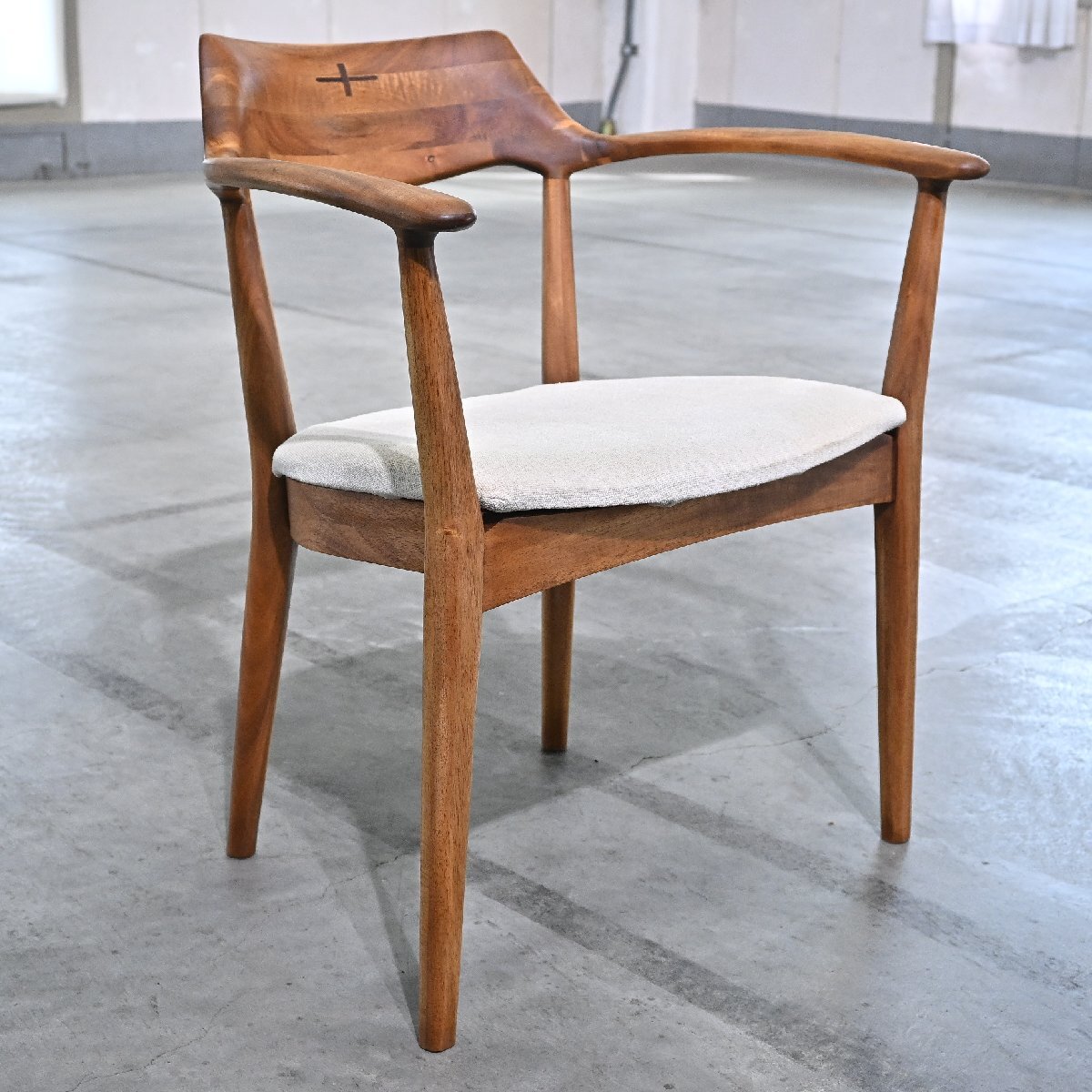 朝日木工 4万「EDDA/エッダ」アームチェア D アカシア 北欧スタイル ナチュラル 無垢 木製家具 椅子 リビング ダイニング【中古家具/中古インテリア/USED家具ユーズド家具/リサイクル】