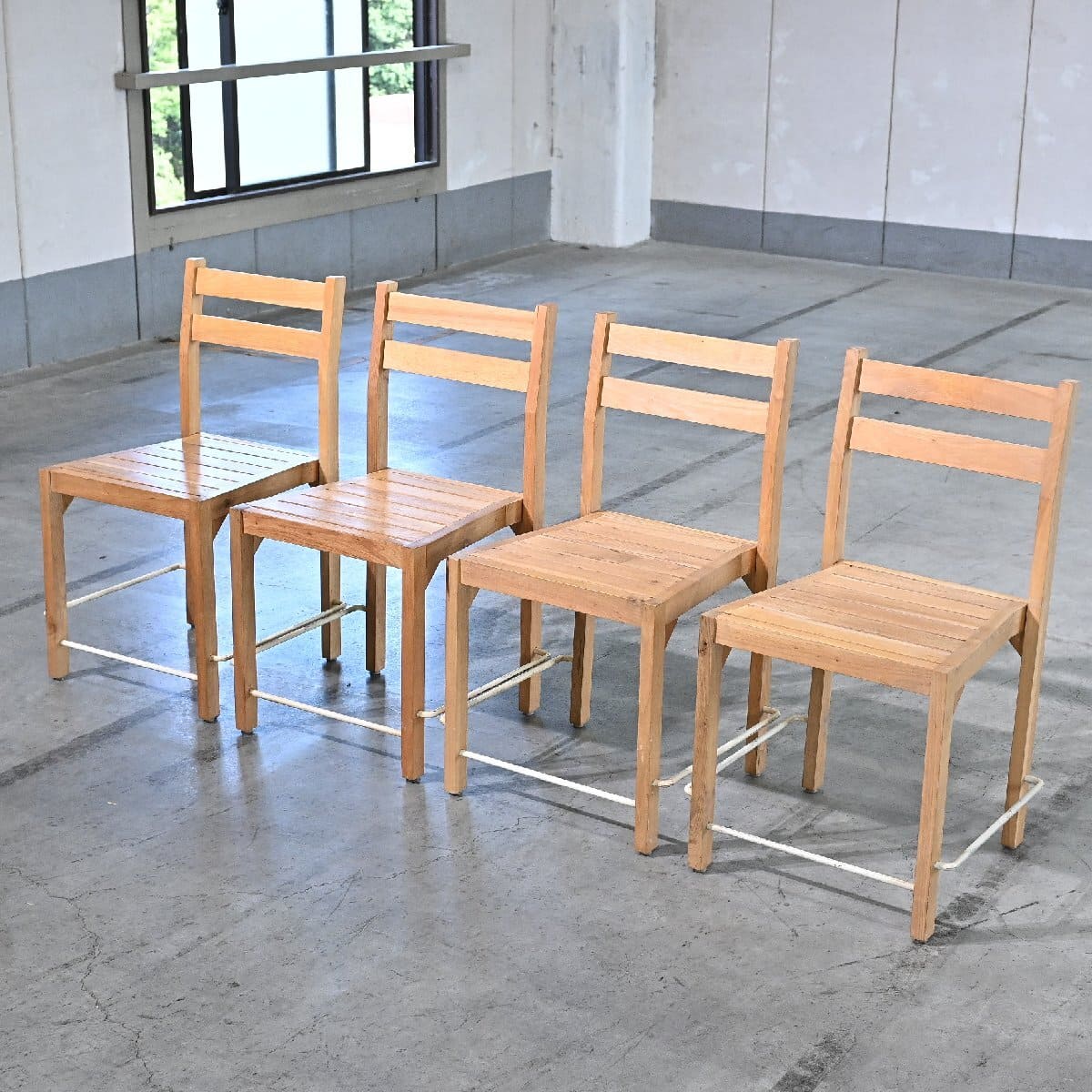 アデペシュ ダイニングチェア 4脚セット 杉無垢材 ナチュラル 北欧スタイル カフェ 椅子 店舗什器 リビ..