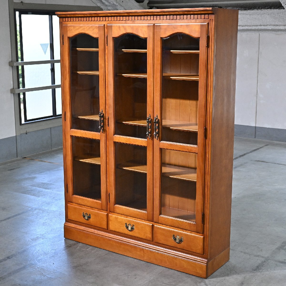 横浜ダニエル 110万 ブックケース カバザクラ材 バーチ キャビネット ガラス扉 リビング ホテル ディスプレイ オフィス 引き出し 樺 Daniel