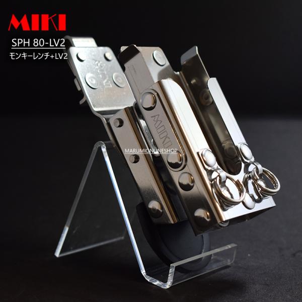 モンキーレンチと水平器磁性によるストレスを軽減した新たなツールホルダーを是非体感してください。 収納工具：モンキーレンチ+水平器 ■対応水平器：エビス社トビレベル2 【モンキーホルダー部分のサイズ】 外寸　横45ミリ/縦65ミリ 内寸　横幅35ミリ/縦幅14ミリ 【使用材料】 SUS304材及びSUS304CSP材（ばね用ステンレス鋼）、最高級牛表皮革使用 ※製品外観・仕様などは改善のため予告なく変更することがあります。 製品はSPHベルトキャッチャーを介してベルトに接続されます。 ※ご使用にはベルトキャッチャーが必要です。 ※画像の工具類は付属しません。 ※実店舗・その他店舗と在庫を併用の為、ご購入のタイミングにより納期（発送目安）が異なる場合やすでに在庫切れの場合がございます。 ※画像はできる限り実物の色に近づけるよう徹底しておりますが、お部屋の照明やブラウザなどにより実際の商品と色味が異なる場合がございます。 ※お取り扱いの注意につきましては商品付属の商品タグをご参照ください。モンキーレンチと水平器磁性によるストレスを軽減した新たなツールホルダーを是非体感してください。 収納工具：モンキーレンチ+水平器 ■対応水平器：エビス社トビレベル2 【モンキーホルダー部分のサイズ】 外寸　横45ミリ/縦65ミリ 内寸　横幅35ミリ/縦幅14ミリ 【使用材料】 SUS304材及びSUS304CSP材（ばね用ステンレス鋼）、最高級牛表皮革使用 ※製品外観・仕様などは改善のため予告なく変更することがあります。 製品はSPHベルトキャッチャーを介してベルトに接続されます。 ※ご使用にはベルトキャッチャーが必要です。 ※画像の工具類は付属しません。 ※実店舗・その他店舗と在庫を併用の為、ご購入のタイミングにより納期（発送目安）が異なる場合やすでに在庫切れの場合がございます。 ※画像はできる限り実物の色に近づけるよう徹底しておりますが、お部屋の照明やブラウザなどにより実際の商品と色味が異なる場合がございます。 ※お取り扱いの注意につきましては商品付属の商品タグをご参照ください。