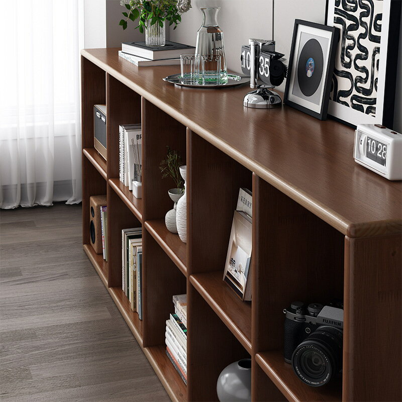 ゴムの木の本棚無垢の木の格子の棚応接間一体壁にもたれて床に物を収納するアメリカのクルミ色の本棚です