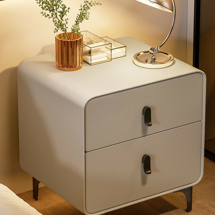 ナイトテーブルの軽奢高級感シンプルでモダンな寝室のロッカー主臥軽奢革無垢材のベッドサイドのキャビ..