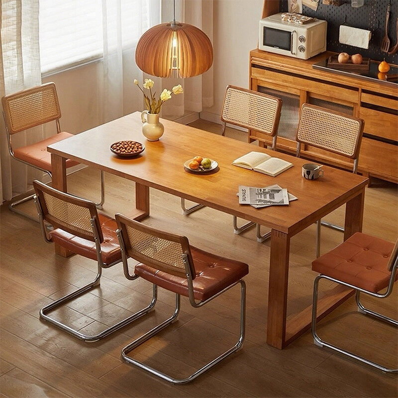 無垢材のダイニングテーブルと椅子の組み合わせ家庭用の厚さを増します大きい板長い机の長方形のお茶の..