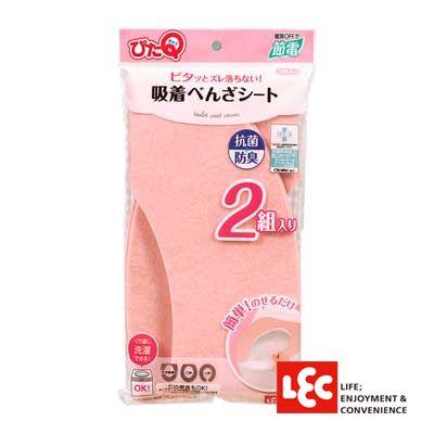 【商品情報】●便座にのせるだけ！ 取り替え簡単！従来の便座カバーと異なり、便座にのせるだけでセット完了。面倒な取り替えの手間がかかりません。●便座を立てても落ちない！！しっかり吸着するので便座を立てても落ちたりずれたりしません。●抗菌防臭加工でいつでも清潔！ テイジンが開発した抗菌防臭繊維「ケミタックα」を使用。●繰り返し洗濯OK！洗い替えに便利な2組入り洗濯機（弱水流）で繰り返し洗えます。洗濯中や急な来客時にも安心の同色2組入りです。●どのタイプの便座にも使用OK！さらに便座の形にぴったりしない場合には、ハサミでカットすればOKです。 ■商品サイズ(約)：W100×D405×H3mm■材質：表面：ポリエステル100%（抗菌消臭繊維使用）裏面：アクリル樹脂100%【備考】■生産地/【関連ワード】