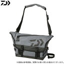 20220624-06MESSENGER BAG (D)【メッセンジャーバッグ（D）】機能性、大容量を兼ね備えたメッセンジャータイプ。前面フラップを開けなくても内容が取り出しやすい背面ファスナー。メインルームに中型ボックス（26×19cm程度）を4個収納可能。小物類の収納に便利なスリットポケットを4か所配置。ポーチや小物類が取り付け可能なサイドベルトループ。プライヤーホルダー、ペットボトルホルダー（内側）、Dリング付き。水に強いPVC表面生地をバッグ全体に使用（フレンチネイビーP、カーキPのみ）。肩への負担を軽減するパッド付き肩ベルト。バッグのズレを軽減する補助ベルト付き。ウエア等を仮収納できるバンジーコード付き。≪仕様詳細≫■前面フラップを開けなくても内容物が取り出せる・メインルームへのアクセスを容易にする背面ファスナー付き■フロントスリットポケット・使用頻度の高いアイテムはフロントのスリットポケットに収納可能■便利なサイドベルトループ■バンジーコード付き■バッグのズレを軽減する補助ベルト付き■本体外寸(縦×横×高)(cm)：約14×35×27■素材：POLYESTER、PVC≪JANコード≫スパイラルブラック：4550133287985スパイラルグレー：4550133287992フレンチネイビーP：4550133288005カーキP：4550133288012≪関連ワード≫メッセンジャーバッグ、バッグ、鞄、バック、ポーチ、ヒップバッグ、ショルダーバッグ、肩掛け、DAIWA、グローブライド、2022年春夏モデル、2022SS≪関連商品≫・ダイワ メッセンジャーバッグ