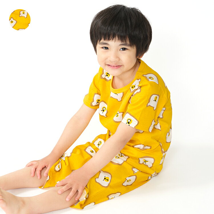 天竺素材、Tシャツ素材の半袖Tシャツ、ハーフパンツのセットのパジャマ、ルームウェア。綿100％でデイリー使いにオススメ！男の子も女の子もユニセックスで着られるちょっとゆるめのクマの総柄。【アイテム】トップス ボトムス カジュアル お洒落 オシャレ かっこいい かわいい 可愛い 普段着 デイリーウェア　トップス　ボトムス　寝巻　ルームウェア　子ども こども 男児 男の子 ボーイズ キッズ ベビーサイズ トドラーサイズ 幼稚園 保育園 小学校 小学生 2026年春夏物新作 丸高衣料 贈り物　ギフト　プレゼント　帰省　お泊り会　旅行　クマ　動物　アニマル　コットン100％ 綿100％　イエロー　黄色　女児　女の子　ガールズ　男女兼用※メーカー希望小売価格はメーカーカタログに基づいて掲載しています。アイテム・スペックブランド名JollyJury商品名くま総柄半袖パジャマ商品番号V37799カラーY(イエロー)　素材トップス本体トップスリブボトムス本体綿100%　　綿95%　ポリウレタン5%　綿100%　　生産国中国製お手入れ●洗濯ネット使用●長時間漬け置きしないで下さい。●洗濯後は、濡れたまま放置せずに形をととのえてすぐ干して下さい。●タンブル乾燥はしないで下さい。サイズ表（単位cm）参考寸法80cm90cm100cm110cm120cm着丈34.537404346.5胸囲6062687277袖丈10.811.8151617背肩幅23.524.5262830ウエスト3740434648脇丈33.536424548.5