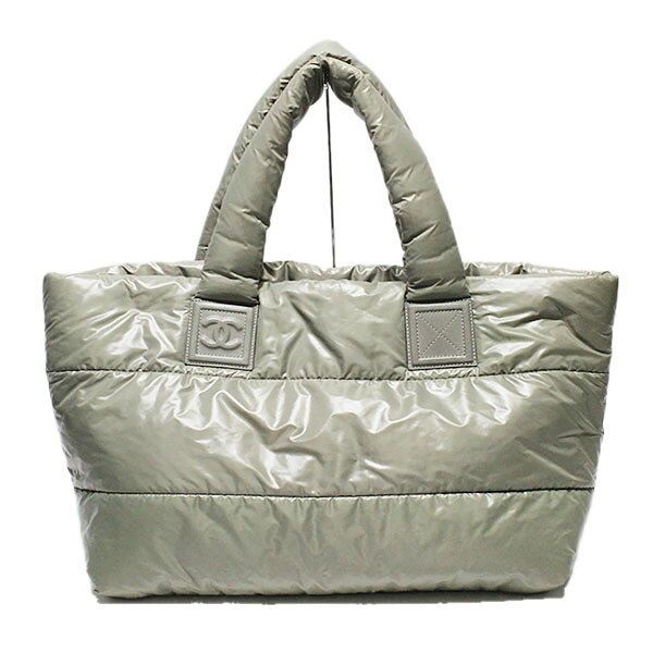 商品管理番号 57668-S ブランド CHANEL 型番 － 　　　　　　　　 アイテム バッグ 　　　　　　　　 　　　　　　　　 仕様 メイン収納×1 内ポケット×1 素材 ナイロン/レザー 　　　　　　　 サイズ 本体：約W50cm(上部) 39cm(下部)×H30cm×D18cm ハンドル：約48cm 　　　　　　 状態 【外側】 角スレは無し 底面に毛羽立ち有り 所々に小さなシミ有り 【内側】 目立つヨゴレ無し 【ハンドル】 内側にシミ有り 【金具部分】 目立ったキズは無く綺麗 【その他】 シリアルシール有り 【担当者コメント：佐藤】 シャネルらしい上品さと実用性を兼ね備えた、人気の「コココクーン」トートバッグです。 落ち着いたカーキカラーが魅力的で、カジュアルなスタイルからきれいめコーディネートまで幅広く活躍します。 GMサイズならではの収納力も魅力！荷物をしっかり収納できるため、通勤・通学・お出かけ・旅行など、さまざまなシーンで活躍してくれます。 シンプルながらもシャネルの存在感を楽しめる、おすすめのブランドバッグです。 　　　　　　　 付属品 シリアルシール 備考 中古品のため写真では映りきらない傷や汚れがある場合がございます。 店舗と他サイトでも同時に販売しているためご注文のタイミングによっては売り切れとなる場合が御座いますのでご了承ください。 商品は販売店舗にてご覧いただけます。 気になる点などはご購入前に電話かメールにてお問い合わせください。 ●販売店舗 お問合せ先● TEL：044-244-3578 神奈川県 川崎市 川崎区 小川町 1-7 　　　　　