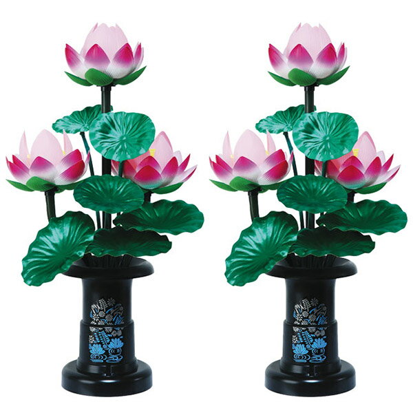 ▼品名蓮華灯 3灯 25号 （一対入り）▼サイズ高さ70cm▼仕様★ 一対（2個）セット販売です。● 電気コード式※写真の色合いは、お使いのモニターや環境などで実際の色、質感と異なる印象の場合があります。ご了承ください。 ■ お盆には、盆提灯を飾って、先祖・故人を供養しましょう。 盆提灯とは、お盆の時期にご先祖様や故人の精霊をお迎えするために、玄関や仏壇周りに飾る提灯で、一般的にはお盆の月の1日〜10日ごろから飾ります。 地域により風習が異なり、7月盆と8月盆がありますが、どちらも場合もお盆の月の13日〜16日がお盆期間とされています。 和紙や竹などの昔ながらの素材で作られた伝統的なものや、黒檀（こくたん）、紫檀（したん）、鉄刀木（たがやさん）などの高級な銘木を使ったもの、コードレスLEDを採用したより便利で安全なモデル、モダンなデザインでインテリアとして通年お使いいただけるものなど、さまざまな種類があります。盆提灯の産地としては、岐阜提灯や福岡県の八女提灯などが有名です。 盆提灯は、宗派による違いはありませんので、仏教であればどんな盆提灯でもご利用いただけます。神式（神道）の場合は、蓮（はす）のデザインのものは避けて、白木の提灯で、無地やシンプルなデザインのものをお選びいただくのがよいでしょう。 提灯は精霊送迎の意味だけでなく、精霊に安らかに成仏してほしいという祈りと生前のご恩に対する感謝の気持ちを込めた、供養の表し方のかたちです。 当店では、高級品からお求め安い品まで、様々な商品を取り揃えておりますので、お気に入りの盆提灯を見つけてみてください。たくさんの盆提灯を取り揃えてお待ちしております。 ＜盆提灯コーナーはコチラからどうぞ＞ 蓮華灯 3灯 25号 （一対入り） 蓮華灯 ■ サイズ 高さ70cm ※商品の写真は、お使いのモニターや環境などで、実際の色・質感と異なる印象の場合があります。予めご了承ください。 商品名 蓮華灯 3灯 25号 （一対入り） サイズ 高さ70cm 仕様など ★ 一対（2個）セット販売です。● 電気コード式※写真の色合いは、お使いのモニターや環境などで実際の色、質感と異なる印象の場合があります。ご了承ください。 ギフト対応 ギフト対応注文についてはコチラをクリック！ （新しいウィンドウで開きます） 盆提灯コーナー　＞　蓮華灯