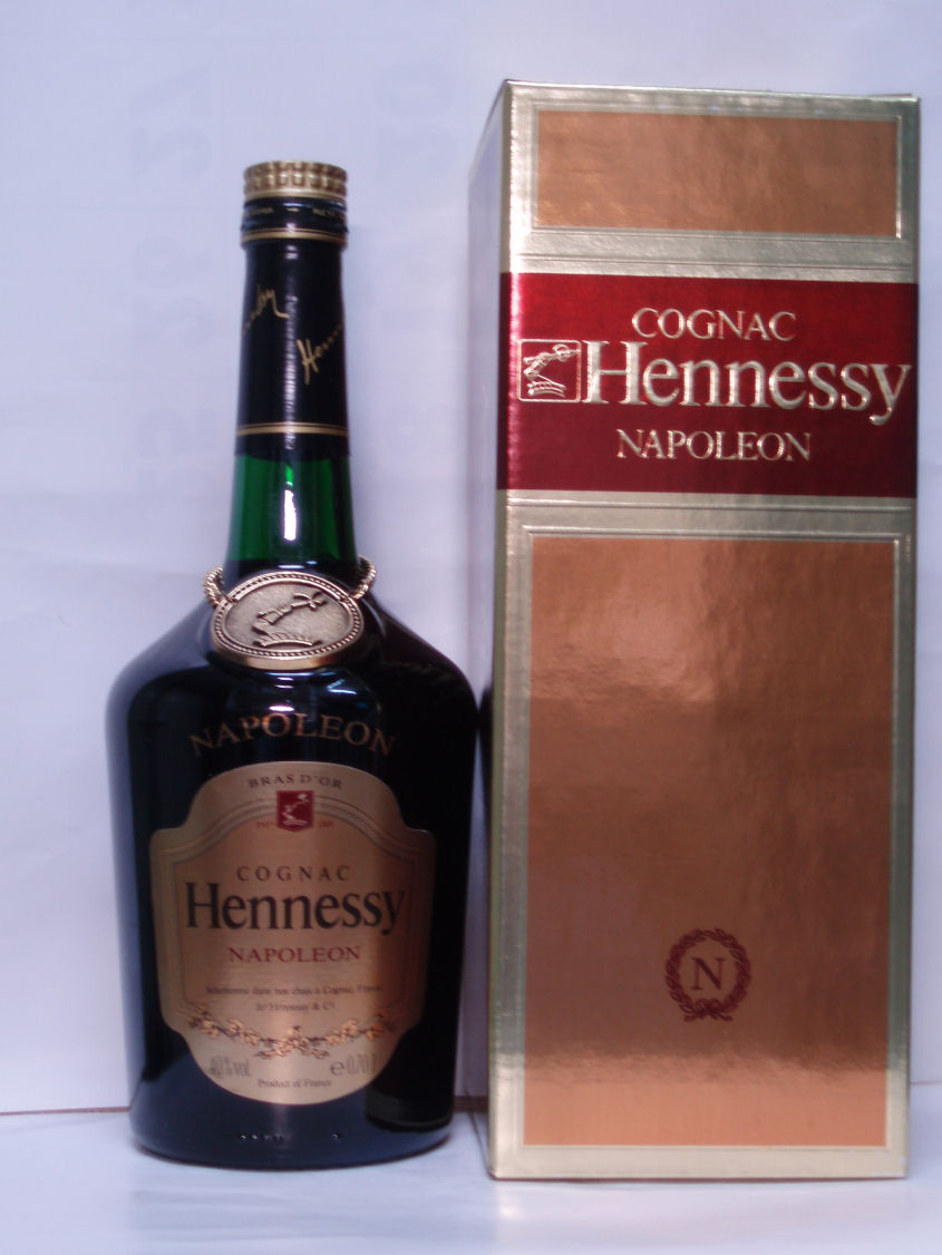 送料無料のお買い得！！(一部地域は送料がかかります。) ヘネシー ナポレオン 40度 700ml Hennessy Napoleon Cognac 経年につきコルクもろく 箱かなり傷みあり。