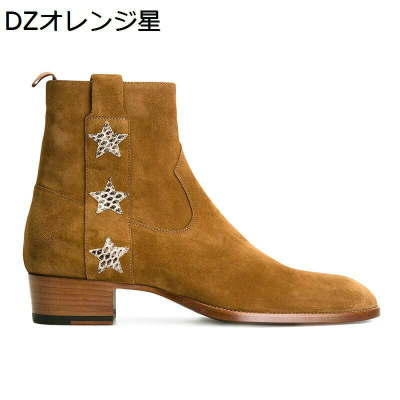 　　　 ◆◇◆人気の秘密◆◇◆ 【ジップ】内側サイドにファスナー付が付いていて脱ぎ履きしやすい。インサイドにジッパーで脱着が簡単。これからの季節に活躍する一足です。 【牛革素材】を使用したブーツ、細やかな質感を持ち、通気性が良い、着ている快適感だけではなく、足の臭いを取り除くことができます。柔らかい＆快適！優れた柔軟性、繰り返し曲げても変形しにくい。180度曲げることができ、簡単に復元することもできます。 【防水】防水性と通気性のあるカバー：作業ブーツカバーは、高剥離強度スペースレザー＆ピッグキンで作られています。インポートされたアッパーos防水で、雨の日やジャングルの泥からあなたを守ります。 【滑りにくい】ゴムソールは耐摩耗性とすり減りにくい素材を採用し、不規則な底柄は、ソールにより良い滑り止める機能を付けて、走りをもっと安くなります。クッション性でストレスが吸収され、足が疲れません。 【場合＆通用】ブーツおしゃれの靴型を強調し、立体感が強いし、紳士的の優雅とハンサムをアピールします。ワークシューズ、カジュアルブーツ、ワークブーツ、男性用、通学、通勤、バイク、オールシーズン、作業、ウォーキング、アウトドア、秋冬靴、ハイキングなどの場合まで、どんな服との組み合わせは簡単です。 　　　◆◇◆注意事項◆◇◆ご覧のモニターの環境、撮影環境により実物と色味が異なって見える場合がございます。湿った状態で他のものと擦り合わせると色が移る恐れがあります。濃色品の洗濯時は、白色、淡色と分けて洗ってください。説明 ＿＿＿＿＿＿＿＿★★★★★＿＿＿＿＿＿＿＿ 【商品詳細】 素材: レザー、ポリエステル 【商品紹介】 ◆幅広でゆったりめのつま先が、十分な足空間を与える。甲が高い方や幅広い方でも楽々に手入れできます。 見た目も良く、グリップができるようにデザインし、柔らかくて耐久性もよく、 とても快適な履き心地を実現させました。 ◆シンプルなデザインに履き口のパットなど重厚感もあり季節を問わず1年中履ける機能性を重視したメンズブーツ！ 旅行やショッピングなどたくさん歩きたい日にもおすすめです。ビジネス時にもオススメです。 ◆アーチサポート付きのインソールが足裏の疲れを軽減し、ハイカット仕様が足首をサポートしてくれます。 ゴムの底部は滑り止めがよく、雨の日でも履くことができます。 ◆彼氏、お父さん、お友達への贈り物としてきっと喜ばれるでしょう。 誕生日、クリスマス、記念日にあなたの家族、友人や恋人のための素晴らしい贈り物にもなります。 柔らかな肌触りで履き心地が良く、絶対に違和感がありません。 ◆いろいろなシーンに使いやすいように無駄な装飾を省き、スタイリッシュなルックスに！ ハードユースとしてサバイバルゲーム にバッチリ！アメカジ系 や アウトドア系スタイル にもおすすめ！ ワイルドなイメージが強いこともあって、清潔感がある着こなしと縁遠いと思われがちなミリタリースタイル。 【ご注意】 ★洗濯:靴の変形や破損を防ぐため、本制品は手洗いが望ましい。 ★ご注意：レインブーツでない限り、完全防水ではありませんので、できるだけ長時間水に浸かってはいけません。 当商品に関する問題はどうぞ弊店のメアドまでにお気軽にお問い合わせください。 ☆本店は他のブーツ/シューズなど種類の豊富のぬいぐるみがあります！ 検索キーワード： チェルシーブーツ メンズ ビジネスブーツ 本革 サイドゴア ワークブーツ 大きいサイズ ウエストン サイドファスナー 履きやすい ストリート 革靴 超軽量 厚底 ウォーキング レディース 通勤 耐久性 手作り 長持ち ハイカット 黒 ジャングル かっこいい クッション性 高校生 シンプル バイクブーツ レーシングブーツ ツーリングシューズ ライディングブーツ ライダース コンバットブーツ タクティカルブーツ メンズ 撥水 牛革靴 ミドルカット