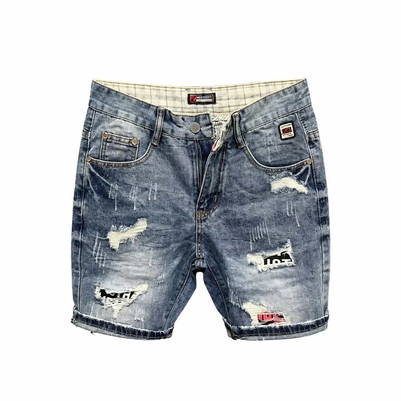 　　　 ◆◇◆売れている秘密◆◇◆ 【トレンドのダメージ加工】ヴィンテージ感漂うクラッシュ加工とスタイリッシュな英字デザインがおしゃれなメンズショートパンツです。程よい色落ち加工が施されたデニムハーフパンツは、シンプルなTシャツと合わせるだけで、こなれ感のある爽やかな夏のストリートスタイルが完成します。 【夏に快適な薄手素材】暑い季節でもサラッと涼しく穿ける薄手のデニムショーツです。通気性に優れた柔らかな生地を採用し、汗ばむ季節もベタつきにくく快適な着心地をキープします。暑い夏のお出かけやレジャーに最適なダメージデニム短パンとして、ヘビロテ間違いの一本です。 【リス感のある穿き心地】ゆったりとした直線的なシルエットのジーンズ五分丈パンツは、脚のラインを綺麗に見せつつ体型カバーも叶えます。動きやすさを重視した設計なので、普段着としてはもちろん、通学や旅行、アウトドアなどのアクティブなシーンでもストレスフリーに過ごせます。 【丁寧な縫製と高い耐久性】細部までこだわった丁寧なステッチワークにより、洗濯を繰り返しても型崩れしにくい夏用ジーパン半ズボンです。ダメージ部分もほつれにくいしっかりとした仕上がりで、ラフに扱っても長持ちするため、毎日のお手入れも簡単で安心してデイリーユースできます。 【幅広いコーディネートに対応】カジュアルからスポーティまで、様々なトップスと相性なメンズカジュアルパンツです。スニーカーやサンダルとも合わせやすく、彼氏やご家族、ご友人への実用的な夏ギフトとしても喜ばれます。トレンド感のあるデザインで、夏のメンズファッションを格上げします。 　　　◆◇◆注意事項◆◇◆ご覧のモニターの環境、撮影環境により実物と色味が異なって見える場合がございます。湿った状態で他のものと擦り合わせると色が移る恐れがあります。濃色品の洗濯時は、白色、淡色と分けて洗ってください。説明 【トレンド感溢れるダメージデザイン】ヴィンテージ感漂うダメージ加工とスタイリッシュな英字プリントが目を惹くダメージデニム ショートパンツです。程よいこなれ感を演出するハーフパンツ メンズ ジーンズは、シンプルなTシャツと合わせるだけで夏の主役級おしゃれコーデが完成するデニム 短パンです。 【夏でも涼しく快適な着心地】通気性に優れた薄手の生地を採用した夏用 デニムハーフパンツは、暑い季節でも蒸れにくく快適に過ごせます。ゆったりとしたストレートシルエットの薄手 ジーンズ ショートパンツなので、風通りも良く、アクティブに動く日のジーパン 五分丈として大活躍します。 【日常のあらゆるシーンで大活躍】普段着としてはもちろん、アウトドアや旅行、レジャーにも最適なカジュアル 半ズボンです。動きやすさにこだわったストリート系 ショートパンツは、締め付け感が少なく快適で、休日のリスタイムや外出時のメンズ デニム短パンとしてヘビロテ間違いの1着です。 【丈夫な縫製で長く愛用できる】しっかりとした縫製技術で仕立てられた耐久性 デニムパンツです。自宅の洗濯機で手軽に洗えるメンズ ジーンズ ハーフは、型崩れしにくくお手入れも簡単です。ガシガシ着回せるタフな仕様のダメージジーンズ ショートは、風合いの経年変化も楽しみながら長く愛用いただけます。 【幅広い年齢層におすすめの定番】どんな体型の方にも合わせやすい五分丈 デニムショートパンツです。トレンドに左右されないメンズ カジュアルパンツは、彼氏や旦那様へのプレゼントとしても喜ばれます。豊富なサイズ展開で、自分にぴったりのジーパン 短パンが見つかり、夏のコーディネートの幅を広げます。