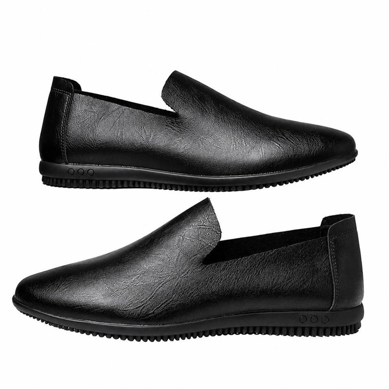 　　　 ◆◇◆売れている秘密◆◇◆ 【されたなメンズローファー】シンプルでスタイリッシュな黒のメンズスリッポンは、様々なコーディネートに馴染む万能なデザインです。柔らかい質感が足元に落ち着いた大人の印象を与え、ビジネスシーンから休日のカジュアルスタイルまで幅広く活躍し、毎日のコーディネートをワンランクアップさせます。 【快適な歩行を支えるドライビングシューズ】柔軟性に優れた柔らかいソールのメンズモカシンは、足の動きに合わせてしなやかに曲がり、長時間の歩行でも足が疲れにくい設計です。滑りにくいアウトソールを採用しているため、歩行時の安定感が高く、毎日の通勤やアクティブなお出かけを快適にサポートします。 【脱ぎ履きスムーズな紳士靴】靴紐のないスリッポンデザインのカジュアルシューズは、忙しい朝や急な外出時でも手を使わずにサッと履けるのが魅力です。軽量設計で足への負担が少なく、素足に近い感覚で軽やかに動けるため、一度履くと手放せなくなるほどの快適な履き心地を提供します。 【耐久性に優れたビジネスカジュアルシューズ】上質な素材を使用したメンズシューズは、汚れが付きにくく、汚れてもサッと拭くだけで簡単にお手入れができるため、美しい状態を長く保てます。丁寧な縫製技術により型崩れしにくく、毎日タフに使えるため、コストパフォーマンスにも優れた一足です。 【大切な人へ贈るメンズスリッポン】シンプルで飽きのこないデザインのメンズローファーは、20代から50代まで幅広い年齢層の方にご愛用いただけます。旦那様や彼氏、お父さんへの誕生日プレゼントや父の日の贈り物としても大変喜ばれる、実用性とファッション性を兼ね備えたおすすめの紳士靴です。 　　　◆◇◆注意事項◆◇◆ご覧のモニターの環境、撮影環境により実物と色味が異なって見える場合がございます。湿った状態で他のものと擦り合わせると色が移る恐れがあります。濃色品の洗濯時は、白色、淡色と分けて洗ってください。説明 【上質な本革風デザイン】な質感を再現したメンズカジュアルシューズです。されたスマートなシルエットは、大人の男性にふさわしい落ち着いた印象を与えます。ビジネスシーンから休日のカジュアルスタイルまで、どんなコーディネートにも自然に溶け込み、足元から紳士靴ならではの気品を演出します。 【驚きの柔らかさと屈曲性】足の動きに合わせてしなやかに曲がる柔軟なソールを採用したドライビングシューズです。足当たりが非常に柔らかく、履き始めから足に優しくフィットします。長時間の使用でも足への負担が少なく、歩きやすい設計で快適な歩行をサポートします。 【忙しい朝にも便利な紐仕様】脱ぎ履きが簡単なスリッポンメンズは、忙しい朝の外出や急な来客時にもサッと履けて大変便利です。靴紐のない紐スニーカーのような手軽さでありながら、しっかりとしたフィット感を実現し、歩行中も踵が浮きにくく、一日中ストレスフリーで過ごせます。 【軽量設計で疲れにくい】足元に負担をかけない軽量設計を施したローファーメンズです。素足のような軽やかな履き心地で、歩行時の疲労感を和らげます。アウトソールは耐摩耗性に優れており、日常使いでの摩耗を防ぎながら、いつでも軽快なステップを維持できる実用的な軽量シューズです。 【オフ問わない万能な一足】通勤や通学、運転時のドライビング用としてはもちろん、旅行や散歩のデッキシューズとしても活躍します。シンプルで落ち着いた外観はビジネスシューズとしても代用でき、幅広い年齢層の方におすすめです。大切な方への誕生日や記念日の実用的なギフトにも最適です。