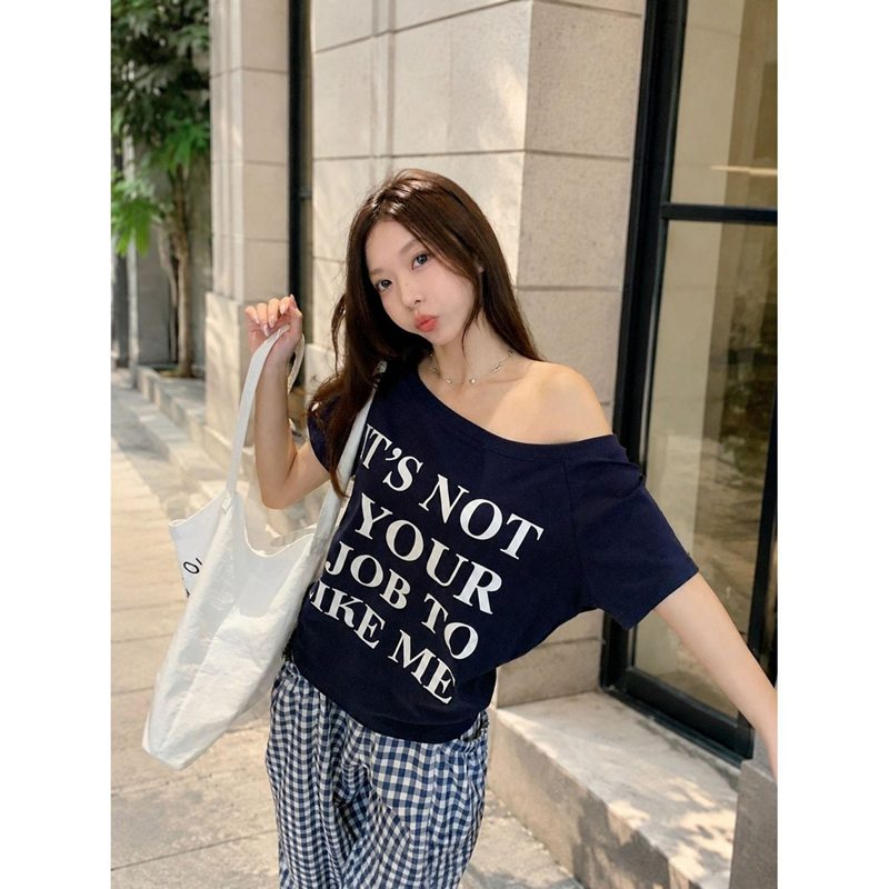　　　 ◆◇◆売れている秘密◆◇◆ [S] バスト:80 着丈:65 / [M] バスト:84 着丈:66 / [L] バスト:88 着丈:67 / [XL] バスト:92 着丈:68 【お洒落なワンショルダー】ヘルシーな肌見せを叶えるワンショルダー Tシャツ レディースは、首元をすっきりと見せてくれます。フロントに施された英字ロゴがアクセントになり、シンプルながらも存在感のあるオフショル カットソーです。カジュアルなデニムやスカートとの組み合わせも楽しめます。 【すっきり体型カバー】ゆったりとしたシルエットの半袖 トップス ゆったりは、気になる二の腕やウエスト周りを自然にカバーします。ルーズな抜け感を演出をしつつ、だらしなく見えない絶妙な丈感が魅力です。お出かけ時の体型カバー カジュアルTシャツとして大活躍する、頼れるアイテムです。 【心地よい着用感】肌触りの良い柔らかい生地を採用した春夏 半袖カットソーは、暑い季節でも快適にお過ごしいただけます。通気性に優れており、デイリーユースはもちろん、通学やアクティブなレジャーシーンにもぴったりです。締め付け感のないストレスフリーな着心地で、毎日の生活に寄り添います。 【お手入れ簡単で長持ち】日常使いに嬉しい、ご自宅で洗濯可能なイージーケア仕様の肩出し 英字ロゴ Tシャツです。型崩れしにくく、しっかりとした縫製により、繰り返しの着用や洗濯にも耐える作りです。シワになりにくい素材感のため、アイロンがけの手間も省けて毎日の着回しに重宝します。 　　　◆◇◆注意事項◆◇◆ご覧のモニターの環境、撮影環境により実物と色味が異なって見える場合がございます。湿った状態で他のものと擦り合わせると色が移る恐れがあります。濃色品の洗濯時は、白色、淡色と分けて洗ってください。説明 【商品紹介】 ◆[S] バスト:80 着丈:65 / [M] バスト:84 着丈:66 / [L] バスト:88 着丈:67 / [XL] バスト:92 着丈:68 ◆【お洒落なワンショルダー】ヘルシーな肌見せを叶えるワンショルダー Tシャツ レディースは、首元をすっきりと見せてくれます。フロントに施された英字ロゴがアクセントになり、シンプルながらも存在感のあるオフショル カットソーです。カジュアルなデニムやスカートとの組み合わせも楽しめます。 ◆【すっきり体型カバー】ゆったりとしたシルエットの半袖 トップス ゆったりは、気になる二の腕やウエスト周りを自然にカバーします。ルーズな抜け感を演出をしつつ、だらしなく見えない絶妙な丈感が魅力です。お出かけ時の体型カバー カジュアルTシャツとして大活躍する、頼れるアイテムです。 ◆【心地よい着用感】肌触りの良い柔らかい生地を採用した春夏 半袖カットソーは、暑い季節でも快適にお過ごしいただけます。通気性に優れており、デイリーユースはもちろん、通学やアクティブなレジャーシーンにもぴったりです。締め付け感のないストレスフリーな着心地で、毎日の生活に寄り添います。 ◆【お手入れ簡単で長持ち】日常使いに嬉しい、ご自宅で洗濯可能なイージーケア仕様の肩出し 英字ロゴ Tシャツです。型崩れしにくく、しっかりとした縫製により、繰り返しの着用や洗濯にも耐える作りです。シワになりにくい素材感のため、アイロンがけの手間も省けて毎日の着回しに重宝します。 【洗濯の注意事項】 ★洗濯機洗い可/手洗い可