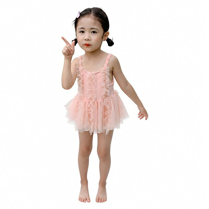 　　　 ◆◇◆売れている秘密◆◇◆ 【女の子水着ワンピース】 お子様の可愛らしさを引き立てるプリンセス風のワンピースデザインです。胸元や肩紐にあしらわれた愛らしいフリルと、ボリューム感のあるふわふわとしたチュールスカートが女の子らしさを演出します。プールや海辺での水遊びが一層楽しくなるキュートなデザインで、夏の思い出作りにぴったりなスイムウェアです。 【チュールスカート仕様】 ふんわりとした二重のネットチュールを重ねた、まるでドレスのような仕上がりのデザインです。透け感のある軽やかなチュール素材が、水に濡れても重くなりにくく、動くたびにひらひらと揺れて華やかな印象を与えます。お姫様気分を満喫できるお洒落な子供用スイムウェアです。 【快適な着用感】 さらさらとした肌触りのポリエステル系素材を使用しており、水に濡れても乾きやすく、ベタつきにくいのが特徴です。伸縮性に柔らかい生地感で、活発なお子様の動きにもしなやかにフィットします。締め付け感が少なく、プールや海での長時間の着用でも快適に過ごせる設計です。 【幅広い使用シーン】 夏のプール遊びや海水浴、ビーチでのリゾートシーンはもちろん、スイミングスクールや旅行、温泉、水遊び広場など、多様なシーンで大活躍します。90、100、120といった豊富なサイズ展開と、爽やかなブルー、愛らしいピンクのカラー展開で、姉妹やお友達同士でのお揃いコーデにも適しています。 【お着替えしやすい設計】 頭からすっぽりと被るだけのプルオーバータイプ仕様で、小さなお子様でも一人でのお着替えがスムーズに行えます。肩紐はズレ落ちにくい幅広のデザインを採用し、たくさん動いてもフィット感をキープします。インナーパンツ一体型のデザインなので、アクティブに動いても快適に過ごせます。 　　　◆◇◆注意事項◆◇◆ご覧のモニターの環境、撮影環境により実物と色味が異なって見える場合がございます。湿った状態で他のものと擦り合わせると色が移る恐れがあります。濃色品の洗濯時は、白色、淡色と分けて洗ってください。説明 -
