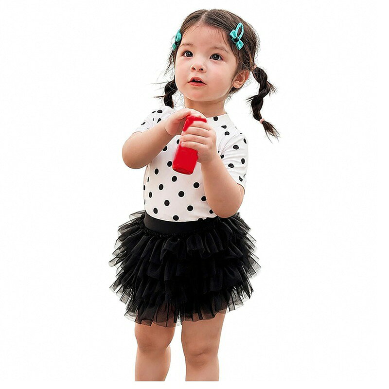 　　　 ◆◇◆売れている秘密◆◇◆ 【セパレート水着】女の子用のかわいい半袖ドット柄トップスと、ふんわりとした多層チュチュスカート風スイムパンツの上下セットです。セパレートタイプなので、小さなお子様でもお着替えやトイレがスムーズに行えます。デイリーの水遊びからプールデビューまで幅広く活躍します。 【愛らしいデザイン】クラシカルな水玉模様のトップスに、ボリュームのある黒のチュールフリルを重ねたスカート一体型のスイムパンツがセットになっており、着用するだけでまるでお人形のような愛らしいプールスタイルが完成します。お出かけや海辺での写真映えもです。 【ソフトな着用感】肌触りがさらっとしており、水に濡れても軽やかなポリエステル混のスイム素材を採用しています。締め付け感が少なく、元気に動き回るお子様の体に優しくフィットするため、長時間の水遊びでも快適な着心地をキープします。 【豊富なサイズ展開】80cmから140cmまでのサイズをご用意しており、ベビーからジュニアまで幅広く対応しています。保育園や幼稚園のプール授業、ファミリー旅行、週末のビーチレジャーなど、夏の様々なアクティビティにのセットアップです。 【アクティブ設計】動きやすさを考慮した感のある仕上がりで、水の中でも元気に遊べます。首元まで優しくカバーする襟付きデザインと半袖仕様で、屋外の強い日差しからお子様の肌を守りながら、快適なスイミング体験をします。 　　　◆◇◆注意事項◆◇◆ご覧のモニターの環境、撮影環境により実物と色味が異なって見える場合がございます。湿った状態で他のものと擦り合わせると色が移る恐れがあります。濃色品の洗濯時は、白色、淡色と分けて洗ってください。説明 愛らしい水玉模様の半袖トップスと、ボリュームたっぷりのチュチュスカート付きスイムパンツがセットになった、女の子用セパレート水着です。着替えやすく動きやすい上下セパレート仕様で、プールや海での水遊びはもちろん、スイミングスクールや幼稚園・保育園のプール授業にもです。さらっとした肌触りのポリエステル混素材を使用しており、水に濡れても重くなりにくく、元気に動き回るお子様の動きを妨げません。黒のフリルチュールを重ねたスイムパンツは、着用するだけで華やかな印象になり、夏のビーチリゾートでの写真撮影にも映えるおしゃれなデザインです。80cmから140cmまでのサイズ展開で、小さなお子様から小学生まで幅広く着用いただけます。【よくある質問】Q：サイズ選びのポイントはありますか？A：標準的な身長サイズ（80〜140）に合わせてお選びいただけます。ぴったりとしたフィット感をお好みの場合は普段のサイズを、少しゆとりを持たせたい場合はワンサイズ大きめをします。Q：セパレートタイプはお着替えしやすいですか？A：はい、上下が分かれているセパレート仕様ですので、小さなお子様でも一人でお着替えしやすく、外出先でのトイレもスムーズに行えるため大変便利です。Q：どのようなシーンで使えますか？A：夏の海辺やレジャープール、旅行先のリゾート、普段のスイミングスクールや幼稚園・保育園での水遊びなど、幅広いシーンで日常的にご使用いただけます。Q：自宅での洗濯方法はどのようにすればよいですか？A：生地の傷みや型崩れを防ぐため、手洗いまたは洗濯ネットに入れて弱水流でのお洗濯をします。洗濯後は直射日光を避け、風通しの良い日陰で平干ししてください。Q：スカート部分は水の中で邪魔になりませんか？A：軽量なチュール素材を使用しており、一体型のスイムパンツ構造になっているため、水に入っても広がりにくく動きやすい設計になっております。