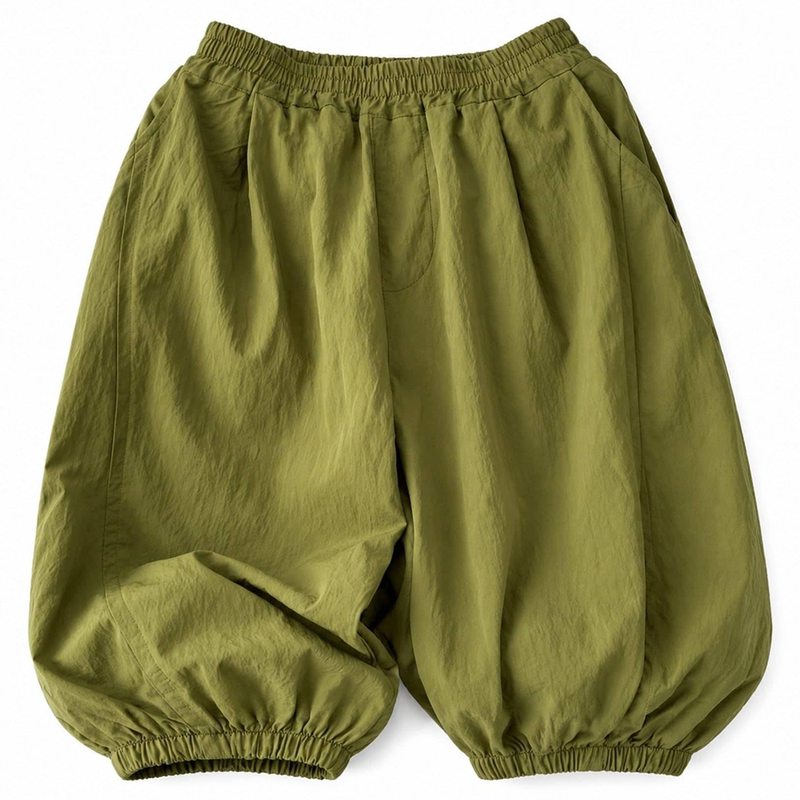 　　　 ◆◇◆売れている秘密◆◇◆ 【キッズバルーンパンツ】さらっとした薄手の生地感で、春夏シーズンに心地よく着用できる男の子用のカジュアルバルーンパンツです。ゆったりとしたワイドなシルエットでありながら、裾にはシャーリング加工（裾ゴム仕様）を施すことで、動きやすく、すっきりとした印象に仕上げています。デイリー使いに重宝するボトムスです。 【ロングパンツ男の子】ウエスト部分は総ゴム仕様になっており、小さなお子様でも自分で簡単にお着替えがしやすい設計です。窮屈感のないゆったりとした穿き心地で、お腹周りを締め付けず一日中リラックスして過ごせます。通気性が良く軽やかな素材感のため、汗ばむ季節でもベタつきにくく快適な着用体験を提供します。 【薄手子供ズボン】裾がすぼまったバルーンシルエットは、アクティブな外遊びの際にも裾がもたつかずです。夏の虫除け対策やエアコンによる冷え対策、日差し避けとしても活躍するフルレングス仕様。男の子の体型をカバーしつつ、通園や通学、公園での外遊び、アウトドアなど幅広いシーンで活躍するアイテムです。 【カジュアルボトムス】カラーはコーディネートに合わせやすいグリーン、ブラック、グレーの3色をご用意。サイズは80から120まで幅広く展開しており、兄弟でのお揃いコーデにもです。シンプルなデザインなので、お手持ちのTシャツやタンクトップ、スウェットなど、どんなトップスとも簡単に合わせられます。 【夏用長ズボン】毎日の洗濯でも乾きやすく、シワになりにくい扱いやすさも魅力の一つ。さらさらとした手触りと軽い穿き心地で、通学や旅行の着替え用としても持ち運びやすく重宝します。デイリーカジュアルからトラベル、アウトドアまで、お子様の元気な毎日をする動きやすさにこだわった一着です。 　　　◆◇◆注意事項◆◇◆ご覧のモニターの環境、撮影環境により実物と色味が異なって見える場合がございます。湿った状態で他のものと擦り合わせると色が移る恐れがあります。濃色品の洗濯時は、白色、淡色と分けて洗ってください。説明 -
