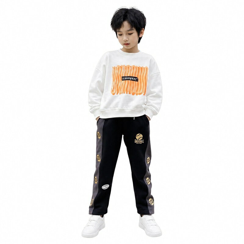 　　　 ◆◇◆売れている秘密◆◇◆ 【スウェットパンツ】さらっとしたやわらかな肌触りの綿混素材を使用し、通学やスポーツ、普段着、アウトドアなど幅広いシーンで活躍する男の子用のスウェットパンツです。ゆったりとしたルーズフィットなシルエットで、体の動きを妨げず、快適な穿き心地を実現します。サイズ展開も110から170まで豊富に揃えており、成長期のお子様にです。 【ロングパンツ】スポーティなサイドラインに、印象的な野球の丸型刺繍ワッペンをあしらったおしゃれなデザインです。シンプルなブラックを基調としたカラーは、お手持ちのTシャツやパーカー、スニーカーとも合わせやすく、カジュアルなストリートスタイルから通学用のデイリーコーデまで、スタイリングの幅を広げます。 【ウエストゴム】ウエスト部分は伸縮性のあるゴム仕様になっており、着脱が簡単でお子様ひとりでも着替えやすい設計です。さらに調整可能な白いドローストリングが付いているため、体型に合わせて優しくフィットし、元気に走り回ってもズレ落ちにくいの着用感を提供します。通学や運動時のアクティブな動きにもしっかり対応。 【ドローコード】裾部分にはドローコードとコードストッパーが装備されており、お好みに合わせて裾幅を絞ることでジョガーパンツ風のシルエットにアレンジが可能です。風の侵入を防ぎたい肌寒い春秋の通学時や、自転車に乗る際など、アクティブなシーンで足元をすっきりと見せたいときにとても便利な構造となっています。 【長ズボン】シワになりにくく乾きやすいポリエステルをブレンドした綿混生地を採用しており、汚れてもご家庭で手軽に洗濯できるため、日常使いに大変便利です。程よい厚みの生地感で、春先から秋口までロングシーズンにわたって着用いただけます。通学用としてはもちろん、週末のお出かけや旅行、部活動など多目的に活躍します。 　　　◆◇◆注意事項◆◇◆ご覧のモニターの環境、撮影環境により実物と色味が異なって見える場合がございます。湿った状態で他のものと擦り合わせると色が移る恐れがあります。濃色品の洗濯時は、白色、淡色と分けて洗ってください。説明 -
