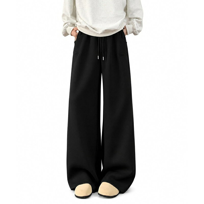 　　　 ◆◇◆売れている秘密◆◇◆ 【ワイドシルエット】ゆったりとしたワイドレッグのデザインが、リラックスした穿き心地とトレンド感を演出します。すとんと落ちるストレートなラインが下半身をすっきりと見せ、脚長効果や体型カバーも期待できる一着です。カジュアルからストリートまで幅広いスタイルに対応します。 【重厚感のある素材】しっかりとした厚みのあるスウェット生地を採用しており、秋冬の寒い季節でも暖かく快適に過ごせます。表面はさらっとした肌触りで、内側はやわらかな質感。デイリー使いはもちろん、お出かけや旅行、リラックスしたい休日のおうち時間にもです。 【こだわりのディテール】ウエスト部分はゴムと紐で調整可能な仕様になっており、自分好みのフィット感で着用いただけます。サイドとバックには実用的なポケットを配置し、機能性も兼ね備えています。シンプルながらもシルエットにこだわった、飽きのこないデザインです。 【幅広いコーディネート】無地のシンプルなデザインなので、パーカーやTシャツ、ジャケットなど、どんなトップスとも相性です。スニーカーと合わせてスポーティーに、ブーツと合わせてモードな印象にと、気分に合わせたスタイリングが楽しめます。トレンドの韓国ファッションやストリート系にもです。 【サイズ・カラー展開】定番のブラックと、洗練された印象のライトグレーの2色をご用意。サイズはMから3XLまで幅広く展開しており、体型に合わせて選べるのが魅力です。大きいサイズをお探しの方や、ゆったりとしたオーバーサイズでの着こなしを楽しみたい方にもぴったりのアイテムです。 　　　◆◇◆注意事項◆◇◆ご覧のモニターの環境、撮影環境により実物と色味が異なって見える場合がございます。湿った状態で他のものと擦り合わせると色が移る恐れがあります。濃色品の洗濯時は、白色、淡色と分けて洗ってください。説明 【商品概要】トレンド感あふれるワイドシルエットが魅力のメンズスウェットパンツです。しっかりとした重厚感のある生地を使用し、秋冬のカジュアルスタイルに欠かせない一本に仕上げました。すとんと落ちるストレートラインが脚のラインを隠しつつ、スタイルを良く見せてくれる体型カバー効果もです。【デザインと機能性】ウエストはドローストリング仕様で、体型に合わせた自由なサイズ調整が可能です。ゆったりとしたバギーシルエットは、動きやすさとリラックス感を両立。サイドポケットとバックポケットを備え、ちょっとした外出にも便利な実用性を確保しています。余計な装飾を省いたミニマルなデザインが、大人なストリート感を演出します。【素材と着用体験】綿を主素材とした柔らかくもハリのあるスウェット素材を採用。さらさらとした手触りと、しっとりとした質感で、長時間の着用でもストレスを感じにくいのが特徴です。厚手の生地感ながら通気性も確保されており、秋から春先まで長く愛用いただけます。家の中でのルームウェアとしてはもちろん、そのまま外出できるおしゃれなデザインが魅力です。【スタイリング提案】オーバーサイズのパーカーやスウェットと合わせたセットアップ風の着こなしや、タイトなトップスをインしてメリハリをつけたスタイルなど、アレンジは自由自在。スニーカーとの相性は言うまでもなく、ボリュームのあるシューズと合わせることで、より今っぽいシルエットが完成します。通学、通勤、週末のショッピング、旅行など、あらゆる日常シーンで活躍します。【よくある質問】Q：サイズ選びのポイントはありますか？A：ゆったりとした作りになっておりますので、普段のサイズをお選びいただくと程よいワイド感をお楽しみいただけます。よりダボっとしたストリートスタイルがお好みの方は、ワンサイズ上をご検討ください。Q：生地の厚みはどのくらいですか？A：秋冬でもして着用いただける、しっかりとした厚みのある重磅（ヘビーウェイト）素材です。ペラペラ感はなく、型崩れしにくいのが特徴です。Q：洗濯後のシワや型崩れは気になりますか？A：スウェット素材の特性上、シワになりにくくお手入れが簡単です。形を整えて干していただくことで、綺麗なシルエットを長く保てます。Q：どのようなシーンに適していますか？A：カジュアルな外出着としてはもちろん、ダンス衣装、通学、リラックスしたい時の部屋着など、マルチに活躍します。Q：女性でも着用できますか？A：はい、ユニセックスなデザインですので、女性の方がオーバーサイズパンツとしてメンズライクに着こなすのも大変人気です。