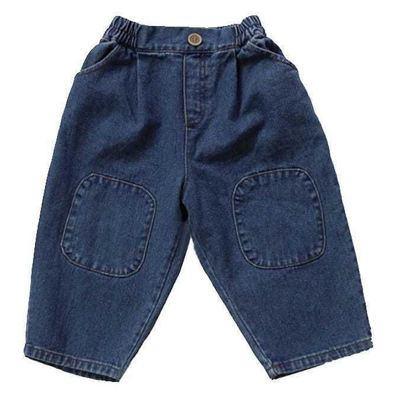 　　　 ◆◇◆売れている秘密◆◇◆ 【キッズ デニムパンツ】お子様の日常に寄り添う、やわらかな風合いのコットン混デニム生地を採用したカジュアルパンツです。サイズ展開は80から120まで幅広くご用意しており、成長期のお子様の体型に合わせてお選びいただけます。通気性が良く、春秋のレイヤードスタイルにもな厚みで、毎日のお出かけやアクティブな遊び着として大活躍するボトムスです。 【子供 ズ】膝部分にあしらったおしゃれなスクエア型の膝パッチがアクセントになったデザインです。膝をついて遊ぶことが多い元気なお子様の摩耗を防ぎつつ、ヴィンテージ感のあるワークテイストな雰囲気を演出します。裾をロールアップすることで、こなれ感のあるラフなカジュアルスタイルを簡単に楽しむことができるアイテムです。 【ウエストゴム ジーパン】お腹まわりを締め付けず、着脱がスムーズな総ゴム仕様のウエストとなっております。自分でのお着替えも簡単に行えるため、通園や通学用のデイリーウェアとしても大変重宝します。フロント部分にはクラシックな飾りボタンをあしらい、本格的なデニムパンツのようなディテールにこだわった仕上がりです。 【ゆったり ロングパンツ】腰まわりから太ももにかけてゆとりを持たせたルーズフィットなシルエットです。締め付け感がなく、走ったり跳んだりする元気な動きを妨げません。シンプルで飽きのこないブルーカラーは、手持ちのTシャツやパーカー、ニットカーディガンなど、どんなトップスともコーディネートしやすいな長ズボンです。 【長ズボン カジュアル】両サイドには小物の収納や手を温めるのに便利な実用的なポケットを配置しています。しっかりとした縫製で型崩れしにくく、デイリーユースから旅行、週末のお出かけまで多様なシーンで活躍します。男の子でも女の子でも着用できるユニセックスなデザインで、ギフトやプレゼント用としてもの一着です。 　　　◆◇◆注意事項◆◇◆ご覧のモニターの環境、撮影環境により実物と色味が異なって見える場合がございます。湿った状態で他のものと擦り合わせると色が移る恐れがあります。濃色品の洗濯時は、白色、淡色と分けて洗ってください。説明 -