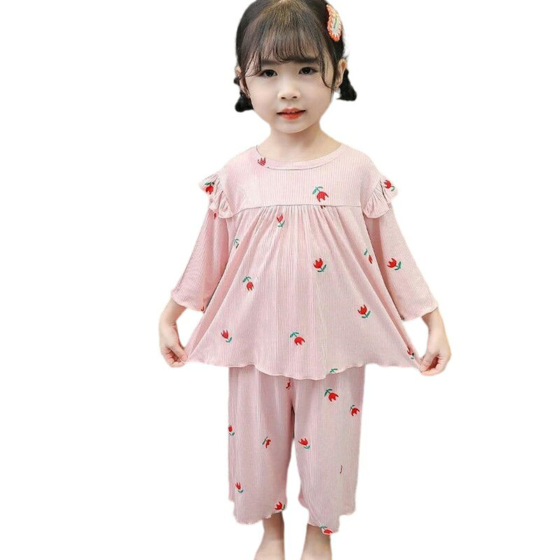 　　　 ◆◇◆売れている秘密◆◇◆ 【キッズパジャマ】伸縮性にリブ生地を使用し、元気に動くお子様を優しく包み込むルームウェアです。お肌に触れる面はさらさらとした優しい手触りで、汗をかきやすい季節でも快適な着用感をキープします。締め付け感のないゆったりとしたシルエットで、夜の睡眠時だけでなく、お家でのリラックスタイムや部屋着としても大活躍する上下セットです。 【ルームウェア】可愛らしいチューリップ柄と、肩にあしらわれた控えめなフリルが魅力的なデザインです。袖口や裾口には波打つメロウフリル加工を施し、ディテールにもこだわりました。カラーは愛らしいピンクとナチュラルなホワイトの2色を展開しており、お好みに合わせてお選びいただけます。おしゃれな部屋着としてギフトにもです。 【子供用寝巻き】お腹を冷えから守るウエストゴム仕様のロングパンツと、着脱が簡単な丸首プルオーバーの上下セットアップです。ゴム部分は柔らかく仕立てられており、お腹への圧迫感を抑えながら優しくフィットします。動きやすさを重視した設計で、寝返りをうってもはだけにくく、朝まで心地よい眠りをします。 【サイズ展開】成長期のお子様に合わせて選べるよう、80、90、100、110、120、130の豊富なサイズをご用意いたしました。程よい厚みの薄手生地を使用しているため、春、夏、秋とロングシーズン着用いただけます。冷房の効いた夏の室内での冷え対策としても重宝する、デイリー使いにぴったりのパジャマセットです。 【快適なリブ生地】さらっとしたポリエステル混の素材を採用し、シワになりにくくお洗濯後のお手入れも簡単です。型崩れしにくい生地感で、毎日の洗い替えにも便利です。なめらかな質感が特徴の薄手リブ素材が体に程よく馴染み、おやすみタイムをします。通園や通学前のリラックスウェア、お泊り会にもな1着です。 　　　◆◇◆注意事項◆◇◆ご覧のモニターの環境、撮影環境により実物と色味が異なって見える場合がございます。湿った状態で他のものと擦り合わせると色が移る恐れがあります。濃色品の洗濯時は、白色、淡色と分けて洗ってください。説明 【可愛らしいチューリップ柄とフリルが彩る、キッズ用リブパジャマ上下セット】愛らしいチューリップの総柄デザインに、肩口のフリルとメロウ加工の袖口・裾口がキュートなアクセントになった子供用ルームウェアです。お家でのリラックスタイムや就寝時を、より楽しく心地よく過ごせるデザインに仕上げました。カラーは優しい色合いのホワイトとピンクの2色を展開しており、お好みに合わせてお選びいただけます。【さらさらと心地よい肌触り＆リブ素材】さらっとした肌触りが心地よいポリエステル混のリブ生地を採用しています。縦方向への伸縮性が高く、元気に動き回るお子様の動きを妨げません。シワになりにくい性質を持っているため、お洗濯後のお手入れも簡単で、デイリーの洗い替え用としても重宝します。なめらかな質感が肌を優しく包み込み、薄手でありながらもしっかりとした生地感で、春・夏・秋とロングシーズンご着用いただけます。【動きやすさと快適さを追求した細部へのこだわり】トップスは頭からすっぽり被れる丸首プルオーバータイプで、お子様自身での着脱も簡単です。ボトムスはウエストゴム仕様となっており、締め付け感を最小限に抑えながらもお腹に優しくフィットします。動きやすさを一番に考えたゆったりとしたシルエット設計で、就寝時の寝返りもスムーズ。冷房が効いた夏の寝室での冷え対策にもです。【日常の様々なシーンで大活躍】普段の寝巻きとしてはもちろん、お家の中での部屋着、通園・通学前のリラックスタイム、お友達とのお泊り会やパジャマパーティーなど、幅広いシーンで活躍します。サイズ展開は80cmから130cmまで幅広くラインナップしており、兄弟・姉妹でのお揃いコーデや、大切な方へのプレゼント・ギフトとしても大変喜ばれるアイテムです。【製品仕様】■セット内容：プルオーバートップス ＋ ロングパンツ■カラー展開：ホワイト、ピンク■サイズ展開：80、90、100、110、120、130■メイン素材：ポリエステル混紡（リブ生地）■対応シーズン：春、夏、秋※お洗濯の際は、型崩れを防ぐため洗濯ネットのご使用をします。