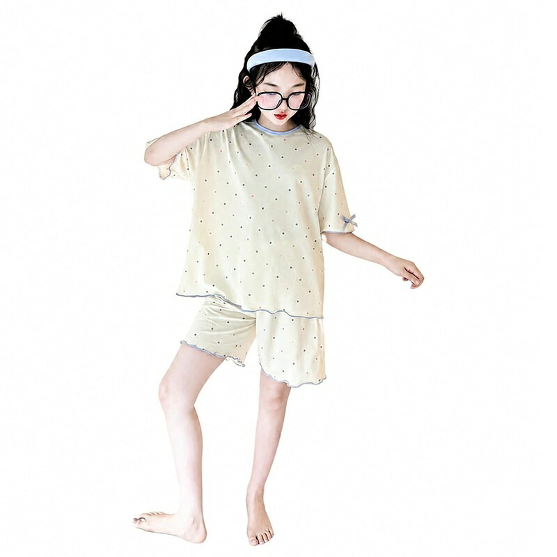 　　　 ◆◇◆売れている秘密◆◇◆ 【子供用パジャマ】おうち時間を快適に過ごせる女の子用パジャマ上下セットです。首元はすっきりとした丸首デザインで、脱ぎ着もしやすくなっています。優しいニュアンスの杏色（アプリコットベージュ）をベースに、カラフルなドット柄を散りばめた可愛いデザインです。 【ガールズルームウェア】袖口やトップスの裾、パンツの裾に施されたメロウフリル加工がキュートなアクセントになっています。さらに袖口には小さなリボンがあしらわれており、ディテールにもこだわったお洒落な仕上がり。女の子らしさを引き立てるデザインで、毎日の部屋着や寝巻きとして大活躍します。 【夏用キッズパジャマ】薄手でさらっとしたコットンブレンドの優しい肌触りが特徴で、汗ばむ季節もべたつかず快適に着用いただけます。通気性が良く、ふんわりとした柔らかい着心地でお子様の繊細な肌を優しく包み込みます。リラックスタイムはもちろん、就寝時のナイトウェアとしてもです。 【ゆったり上下セット】トップスは体のラインを拾いにくいゆったりとしたシルエットで、体型カバーを叶えつつ動きやすさも確保しました。セットのショートパンツはウエストゴム仕様で締め付け感が少なく、お腹周りに優しくフィット。アクティブに動くお子様のデイリーな部屋着にぴったりです。 【豊富なサイズ展開】120サイズから170サイズまで幅広くご用意しており、小学生のキッズから中学生のジュニアまで成長に合わせて選べます。お泊り会や夏休みの旅行、帰省時の部屋着としてはもちろん、姉妹やお友達同士での可愛いお揃いコーデにもです。シンプルながらも華やかな水玉模様が魅力。 　　　◆◇◆注意事項◆◇◆ご覧のモニターの環境、撮影環境により実物と色味が異なって見える場合がございます。湿った状態で他のものと擦り合わせると色が移る恐れがあります。濃色品の洗濯時は、白色、淡色と分けて洗ってください。説明 【おうち時間を可愛く彩る、女の子のための水玉パジャマ上下セット】さらっとした肌触りとキュートなデザインが魅力の、女の子向け半袖パジャマとショートパンツのセットアップです。優しい風合いの杏色（アプリコットベージュ）に、カラフルなドット柄（水玉模様）を全体にあしらい、ポップで可愛らしい雰囲気に仕上げました。袖口や裾には波打つようなメロウフリル加工を施し、袖口にはリボンをプラスすることで、ディテールまでこだわったお洒落な部屋着となっています。【心地よい着用感へのこだわり】夏でも涼しく快適に過ごせるよう、通気性と吸湿性がある薄手のコットンブレンド素材を採用しました。ふんわりとしたソフトな手触りで、肌への刺激が少なく、デリケートなお子様の肌にも優しくフィットします。汗をかきやすい季節でもベタつきにくく、さらさらとした質感をキープ。暑い夏の夜の寝巻きとしてはもちろん、エアコンの効いた室内でのリラックスタイムにもな1着です。【リラックスできるゆったりシルエット】トップスは締め付け感のないルーズなシルエットで、体型をカバーしながら動きやすさも追求しました。ボトムスのハーフパンツはウエストに伸縮性の高いゴムを使用しているため、着脱が簡単でお腹を締め付けすぎません。元気に動き回るおうち時間でも、ストレスフリーに過ごすことができます。【様々なシーンで大活躍】毎日の就寝用パジャマとしてはもちろん、夏休みの旅行や帰省、修学旅行、お友達とのお泊り会など、人に見せる機会のあるシーンでも活躍するお洒落なデザインです。シンプルで着回しがきくため、トップスと手持ちのデニムパンツを合わせたり、ショートパンツを別のTシャツと合わせたりと、ルームウェアとしてのコーディネートの幅も広がります。120から170までの豊富なサイズ展開で、姉妹でのお揃いコーデにもです。【よくある質問】Q：サイズ感はどのような感じですか？A：全体的にゆったりとしたシルエットで作られております。普段着用されている日本の標準的な洋服サイズを基準にお選びいただくことをします。成長期のお子様で、よりルーズに着こなしたい場合はワンサイズ大きめをお選びください。Q：このパジャマはどの季節に適していますか？A：薄手で通気性の良い半袖とショートパンツのセットですので、主に春夏の暖かい季節に適しています。エアコンの効いた夏のお部屋での部屋着としても、冷えすぎず快適にお過ごしいただけます。Q：洗濯方法やお手入れの際の注意点はありますか？A：ご家庭の洗濯機で洗っていただけます。型崩れを防ぎ、メロウフリルや袖のリボンを長持ちさせるために、洗濯ネットに入れてから「手洗いコース」や「弱水流」で洗うことをします。漂白剤のご使用は避けてください。Q：透け感はありますか？A：杏色の明るいカラーを採用しておりますが、程よい厚みがあるため1枚で着用しても透けにくく、日常のルームウェアとして快適にご使用いただけます。