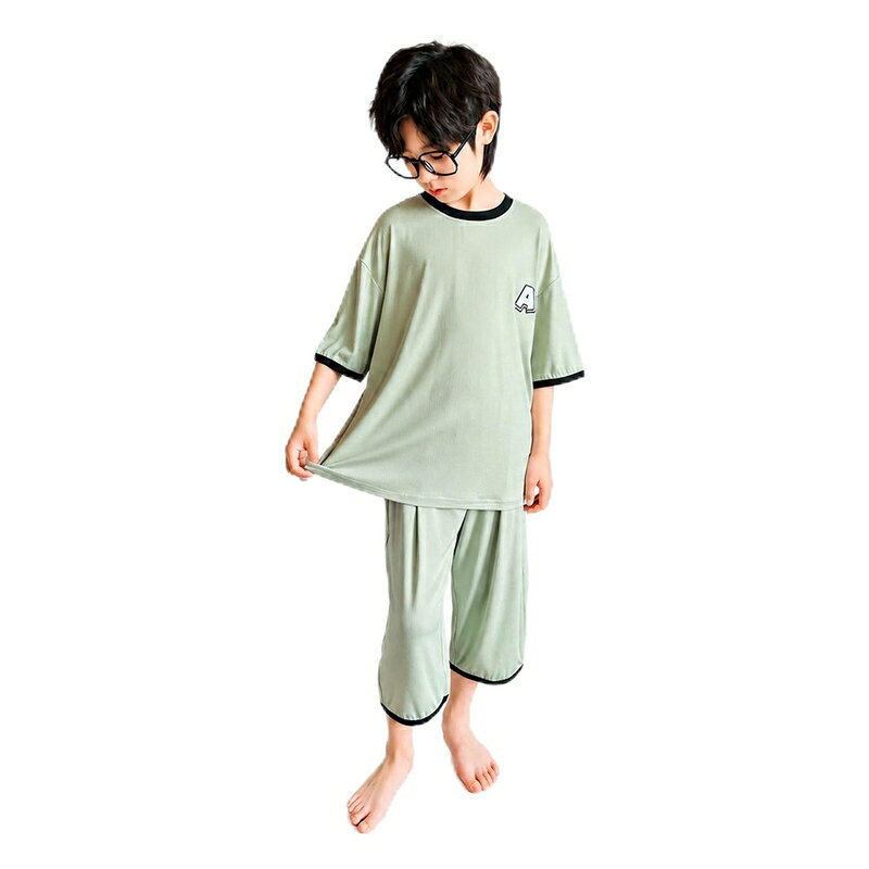 　　　 ◆◇◆売れている秘密◆◇◆ 【キッズパジャマ】暑い季節の夜を快適に過ごすための男の子用半袖パジャマ上下セットです。首元と袖口のバイカラー配色がおしゃれなアクセントになり、胸元にはワンポイントのワッペンがあしらわれています。お家でのリラックスタイムはもちろん、お泊り会や旅行にも活躍するカジュアルなデザインです。 【さらっとした肌触り】レーヨン混のしなやかで柔らかい薄手生地を採用しており、肌にまとわりつかず、さらさらとした快適な着用感が持続します。通気性により熱がこもりにくく、寝苦しい夏の夜でも涼しく健やかな睡眠環境をします。汗をかきやすいお子様にぴったりです。 【ゆったり動けるデザイン】締め付け感の少ないルーズなシルエットで、寝返りなどの動きを妨げずストレスフリーに過ごせます。ボトムスは動きやすいクロップド丈（7分丈程度）を採用し、お家の中での活発な動きにも対応。ウエスト部分はゴム仕様でフィットしやすく、着脱もスムーズです。 【幅広いサイズ展開】身長120cmから170cmまでの豊富なサイズをラインナップしており、幼稚園児から小学生、中学生まで幅広い年齢層の男の子に対応します。普段のサイズよりワンサイズ大きめを選んで、トレンド感のあるオーバーサイズ風の着こなしや、よりリラックスした着用感を楽しむのもです。 【多用途なルームウェア】シンプルな無地ベースにスポーティーなリブ切替が映えるデザインのため、パジャマとしてだけでなく、夏の普段着や部屋着、ワンマイルウェアとしてもそのまま使えます。上下セパレートなので、お手持ちのトップスやハーフパンツと組み合わせてコーディネートするのも自由自在です。 　　　◆◇◆注意事項◆◇◆ご覧のモニターの環境、撮影環境により実物と色味が異なって見える場合がございます。湿った状態で他のものと擦り合わせると色が移る恐れがあります。濃色品の洗濯時は、白色、淡色と分けて洗ってください。説明 【快適な夏の夜をするボーイズパジャマ上下セット】シンプルながらも首元と袖口の配色リブデザインがおしゃれな、男の子向けの半袖パジャマ＆パンツのセットアップです。胸元のワッペン刺繍が程よいスポーティー感をプラスし、お家の中だけでなくワンマイルの外出やお泊り会にも使える洗練されたデザインに仕上げました。【さらさらと涼しい着用感】薄手でドレープ感のあるレーヨン混の生地を使用しており、しっとりなめらかな肌触りが特徴です。通気性に優れ、汗をかいても肌に張り付きにくいため、暑がりなお子様でも涼しくリラックスして過ごせます。リブ編みの縦ライン素材が豊かな伸縮性を生み出し、ストレスのない動きやすさを実現しています。【動きやすいゆったりシルエット】締め付けのないルーズフィット設計で、寝返りもしやすく快適な睡眠を妨げません。ボトムスは足元がすっきりとして涼しいクロップド丈を採用しており、活発に動くお子様のデイリーウェアとしても重宝します。ウエストゴム仕様でお着替えも簡単に行えます。【日常に溶け込むマルチウェア】カラーは落ち着いたブルーやグリーン系など、男の子に似合うナチュラルなバリエーションをご用意。サイズは120〜170まで幅広く展開しており、兄弟でお揃いにすることも可能です。パジャマ、部屋着、夏のホームウェアとして、この夏手放せない定番の一着になります。