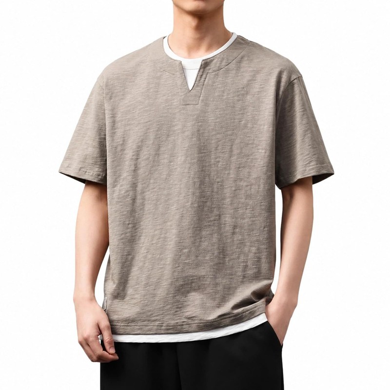 　　　 ◆◇◆売れている秘密◆◇◆ 【サイズ推奨】メンズTシャツのサイズ選びにお困りの方へ、体型に合わせたなサイズ感をご提案します。本商品は、M（目安体重55-65kg）、L（目安体重65-75kg）、XL（目安体重75-85kg）、2XL（目安体重85-95kg）、3XL（目安体重95-105kg）、4XL（目安体重105-115kg）までの幅広いサイズ展開。ゆったりとしたルーズフィット仕様で、気になる体型をスマートにカバーし、快適な着用感を実現します。 【レイヤード風】一枚で簡単におしゃれな重ね着スタイルが完成する、フェイクレイヤードデザインのメンズ半袖カットソーです。首元と裾から覗くホワイトの配色がこなれ感を演出し、コーディネートに悩むことなく着こなしが楽しめます。首元はすっきりとしたキーネックデザインを採用し、デコルテラインを綺麗に見せることで大人っぽい上品な印象を与えます。 【スラブコットン調】さらっとした肌触りとナチュラルな表情が魅力のスラブ調綿混生地を使用しています。独特の凹凸感がある素材で肌離れが良く、夏の暑い時期でもベタつきにくく爽やかな着心地をキープ。通気性に優れ、軽やかな風合いなので、デイリーユースからレジャーまで幅広く活躍する、夏のカジュアルスタイルに欠かせない一枚です。 【ゆったりシルエット】ドロップショルダー仕様のオーバーサイズ設計で、リラックス感のある大人のカジュアルスタイルを演出します。窮屈感のないルーズなシルエットでありながら、だらしなく見えない絶妙な丈感に仕上げました。デニムパンツやチノパン、ショートパンツなど、様々なボトムスと相性が良く、幅広いコーディネートが可能です。 【幅広い着用シーン】シンプルでデザインのため、普段着としてはもちろん、通学、休日のお出かけ、旅行、アウトドア、レジャーなど、多様な日常のシーンでお使いいただけます。落ち着いたカラーバリエーションで、10代から40代以上の幅広い年代の男性に着用いただける、着回し力の高いメンズ夏用半袖Tシャツです。 　　　◆◇◆注意事項◆◇◆ご覧のモニターの環境、撮影環境により実物と色味が異なって見える場合がございます。湿った状態で他のものと擦り合わせると色が移る恐れがあります。濃色品の洗濯時は、白色、淡色と分けて洗ってください。説明 -