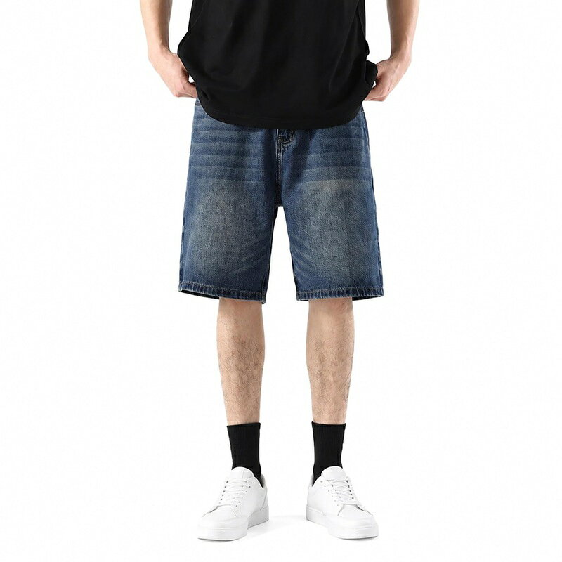 　　　 ◆◇◆売れている秘密◆◇◆ 【デニムハーフパンツのシルエット】ゆったりとしたストレートシルエットが魅力のメンズデニムハーフパンツです。広めの脚幅で体型カバー効果があり、下半身をすっきりと見せてくれます。トレンド感のあるルーズなサイズ感で、カジュアルからストリートスタイルまで幅広く活躍する定番の一着です。 【大きいサイズも豊富な展開】サイズはSサイズから6XLサイズまでと幅広くご用意しており、体型を選ばずにお好みのフィット感をお選びいただけます。ゆったりとした着用感をお求めの方や、オーバーサイズでの着こなしを楽しみたい方にもなショートパンツです。 【ウォッシュド加工のヴィンテージ感】デニム地には程よいヴィンテージ風のウォッシュ加工を施しており、味のあるアメカジスタイルを演出します。落ち着いた雰囲気のブルーカラーはどんなトップスとも相性が良く、夏の日常使いや旅行、デイリーユースにぴったりのズです。 【快適な着用感と素材感】コットン混を主体としたデニム素材を採用しており、さらっとした肌触りと通気性を兼ね備えています。夏場でもべたつきにくく、軽やかで快適な穿き心地をキープします。しっかりとした生地感でありながら、柔らかさも感じられる丁寧な仕上がりです。 【幅広い着回し力とデザイン】実用的なサイドポケットを備えたシンプルなデザインで、Tシャツやスニーカーと合わせた夏の定番カジュアルコーデにです。タウンユースはもちろん、アウトドアやレジャー、週末のお出かけなど、様々なライフスタイルに馴染むなハーフパンツです。 　　　◆◇◆注意事項◆◇◆ご覧のモニターの環境、撮影環境により実物と色味が異なって見える場合がございます。湿った状態で他のものと擦り合わせると色が移る恐れがあります。濃色品の洗濯時は、白色、淡色と分けて洗ってください。説明 -